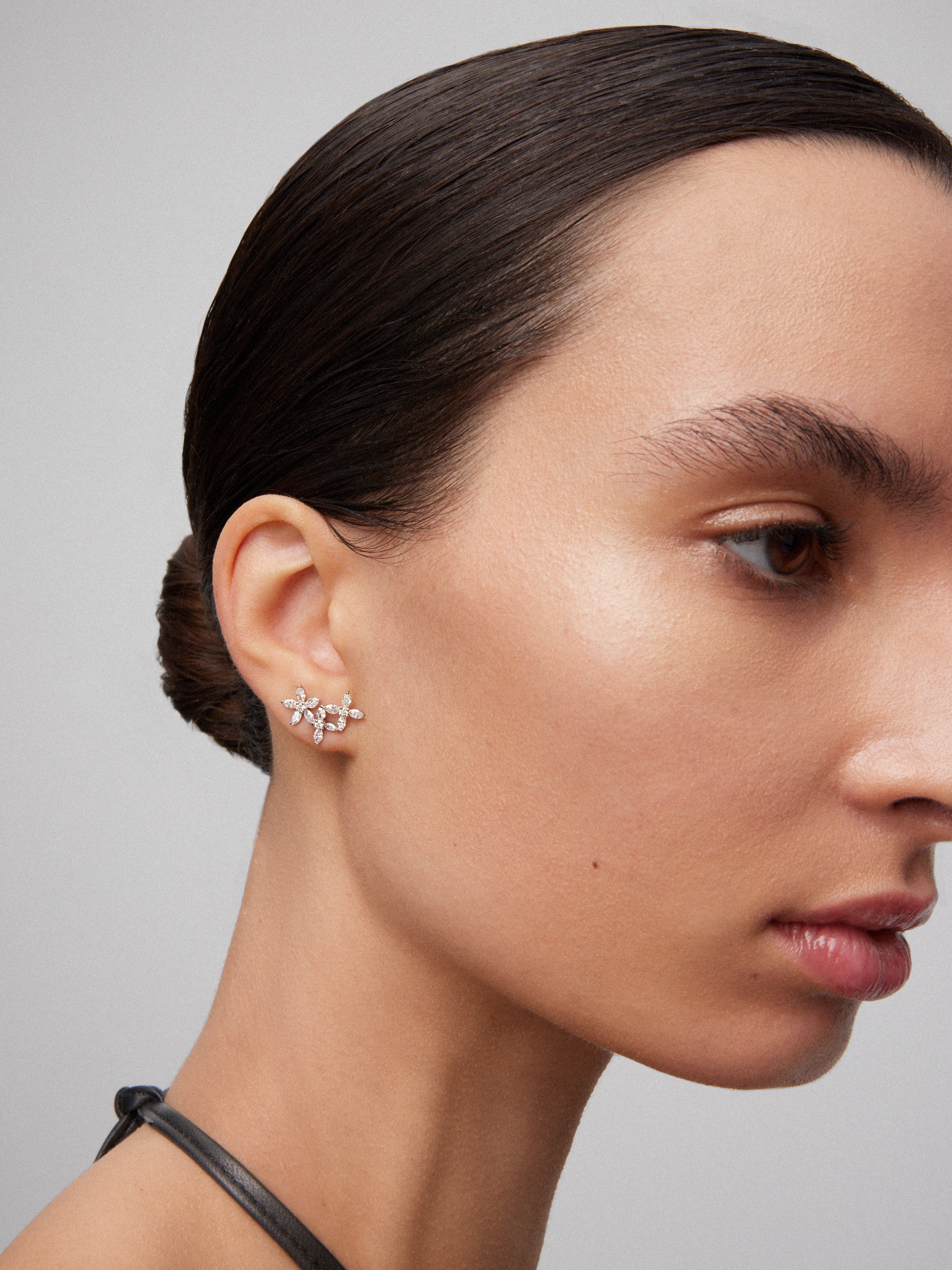 18K white gold star climbing earrings with 24 marquise cut diamonds with a total of 1.31 cts and 6 brilliant cut diamonds with a total of 0.14 cts