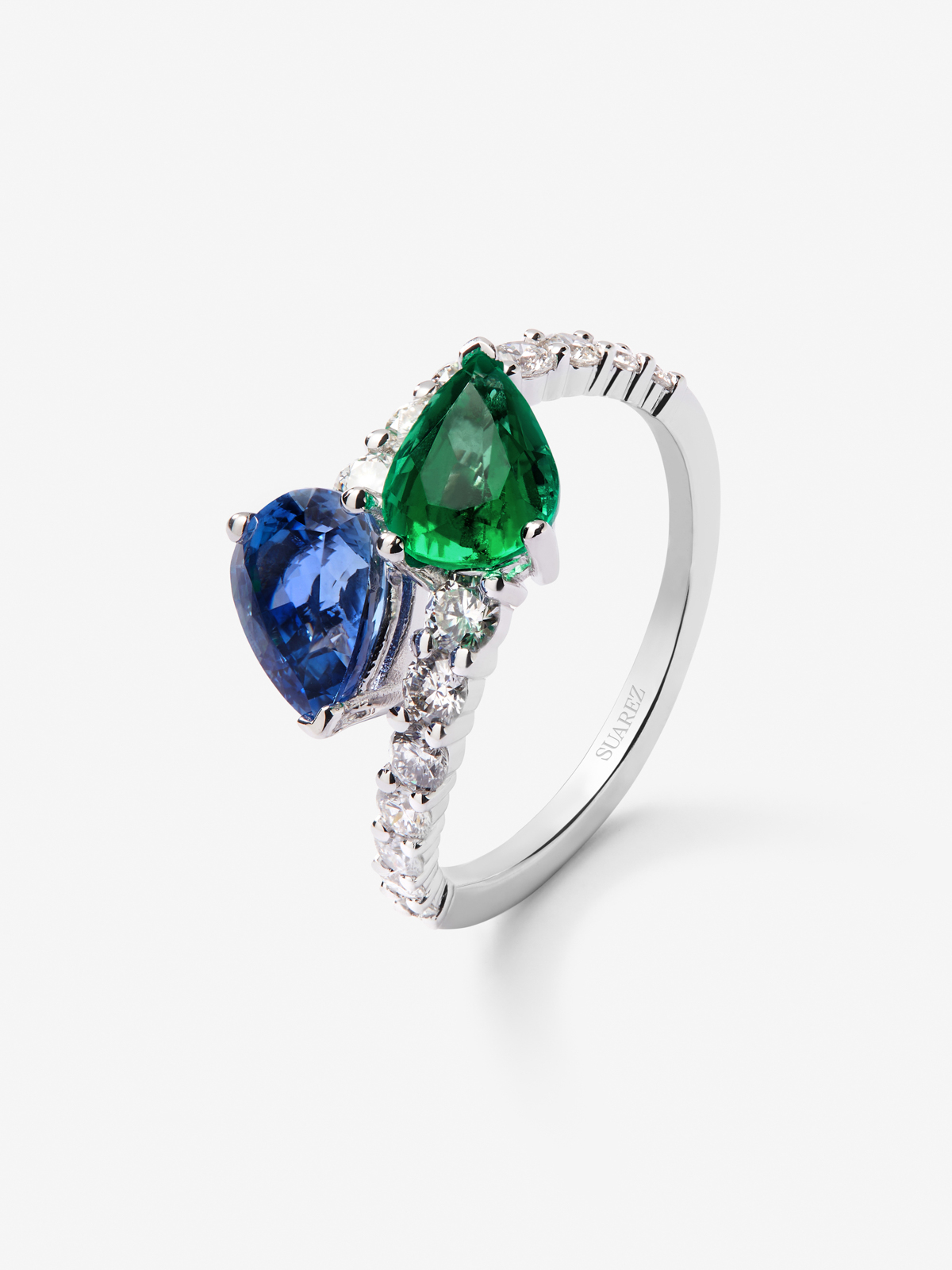 You and me ring in 18K white gold with an intense blue pear-cut sapphire of 1.49 cts, a pear-cut green emerald of 1.04 cts and 14 brilliant-cut diamonds with a total of 0.64 cts