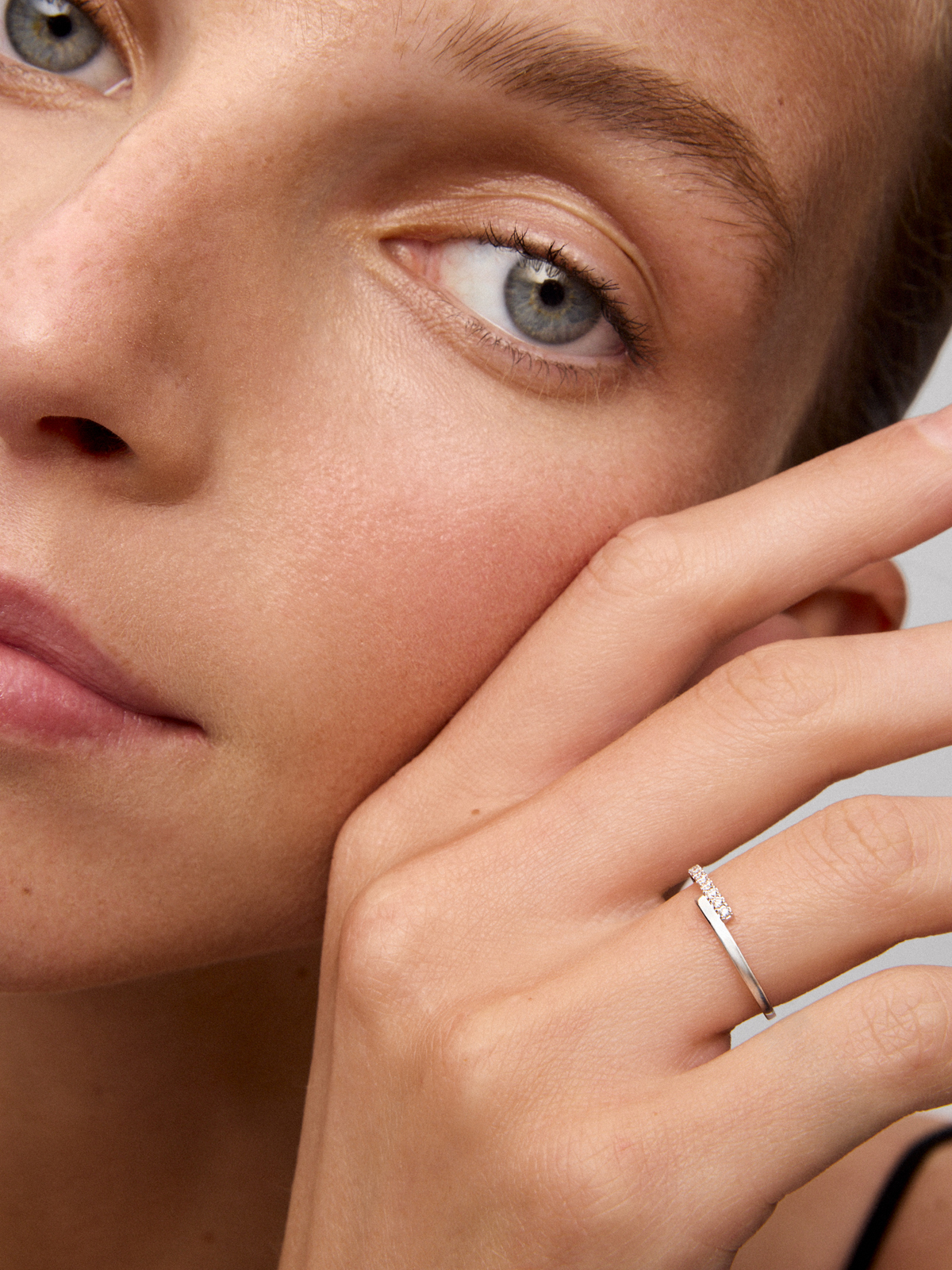 You and me ring in 18K white gold with 11 brilliant-cut diamonds with a total of 0.1 cts