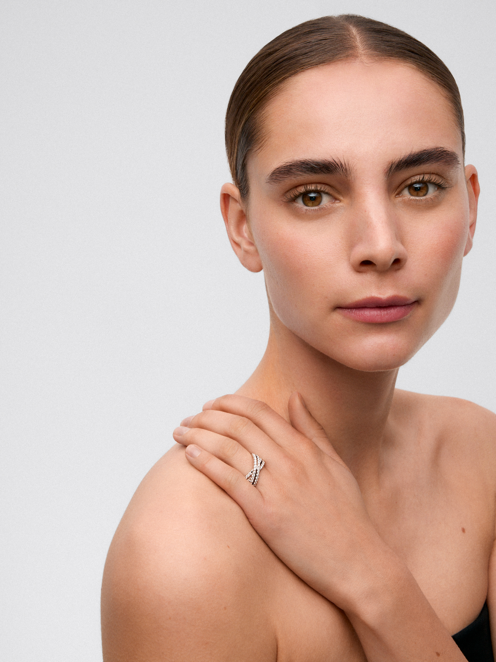 18K white gold cross multi-arm ring with 52 brilliant-cut diamonds with a total of 1.12 cts