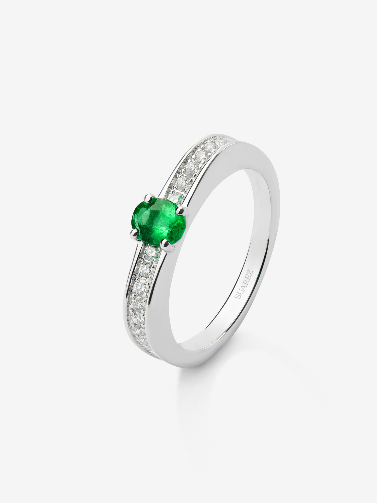 18K white gold ring with oval-cut emerald of 0.32 cts and 22 brilliant-cut diamonds with a total of 0.15 cts