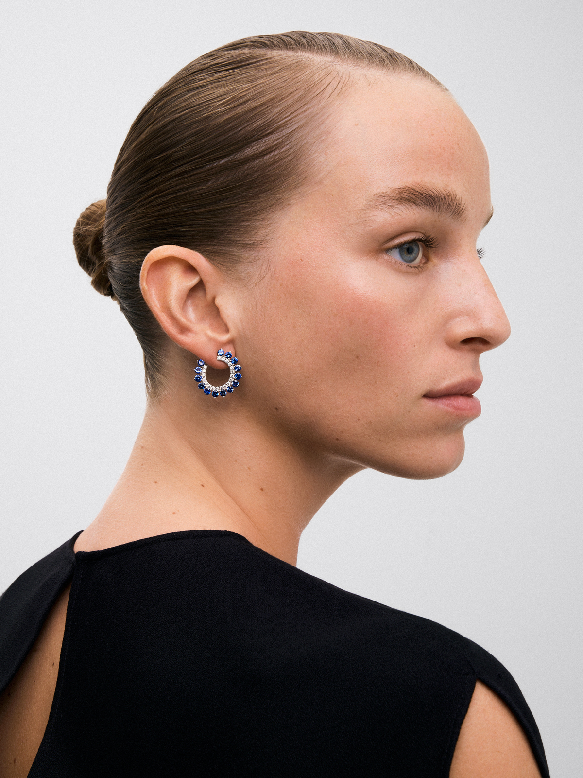 18K white gold hoop earrings with 30 brilliant-cut blue sapphires with a total of 5.85 cts and 42 brilliant-cut diamonds with a total of 1 cts