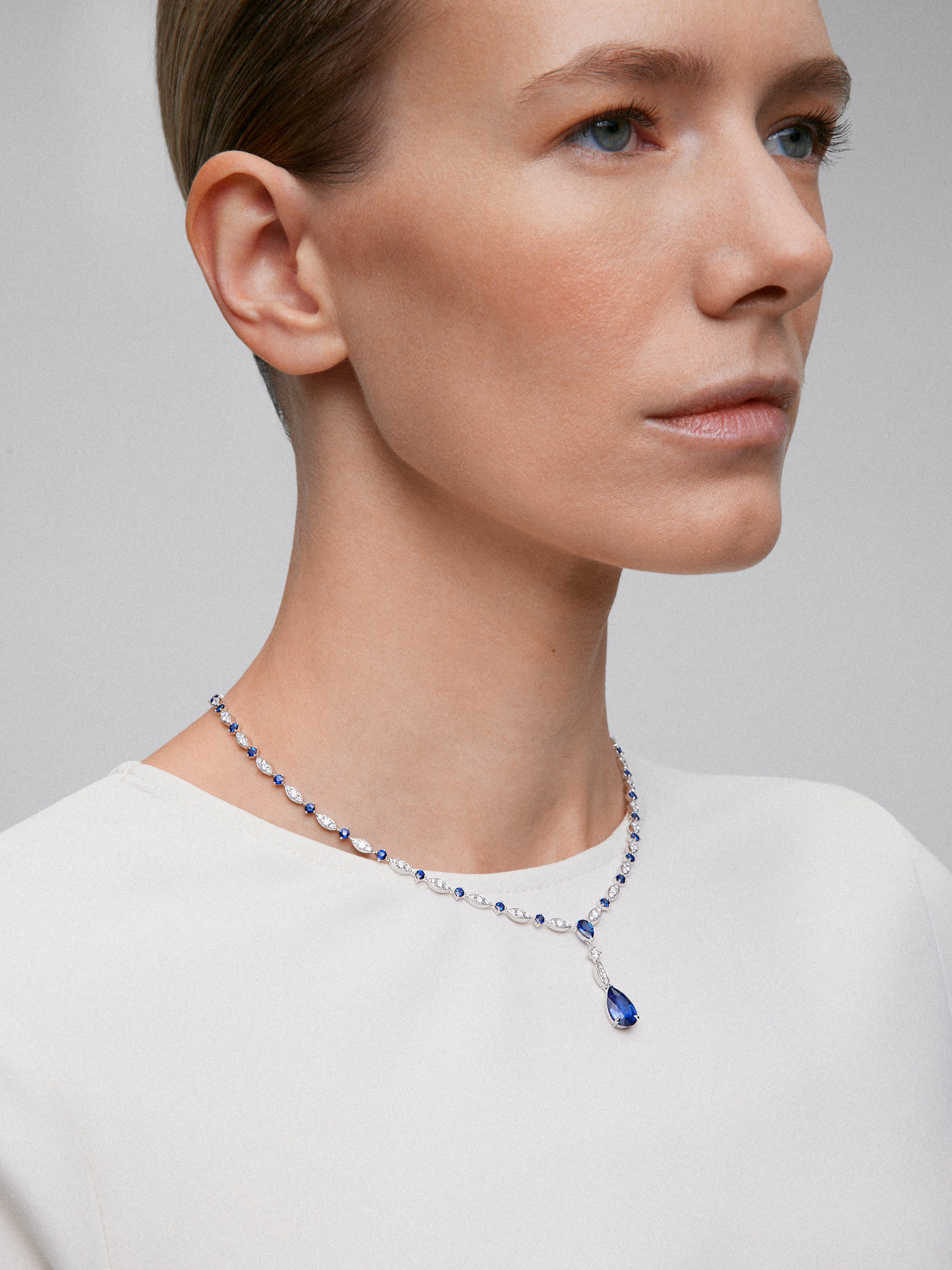 18K white gold necklace with Royal blue sapphire in pear size of 3.56, blue and bright blue slopes of 4.6 cts and white diamonds in bright size of 3.15 cts