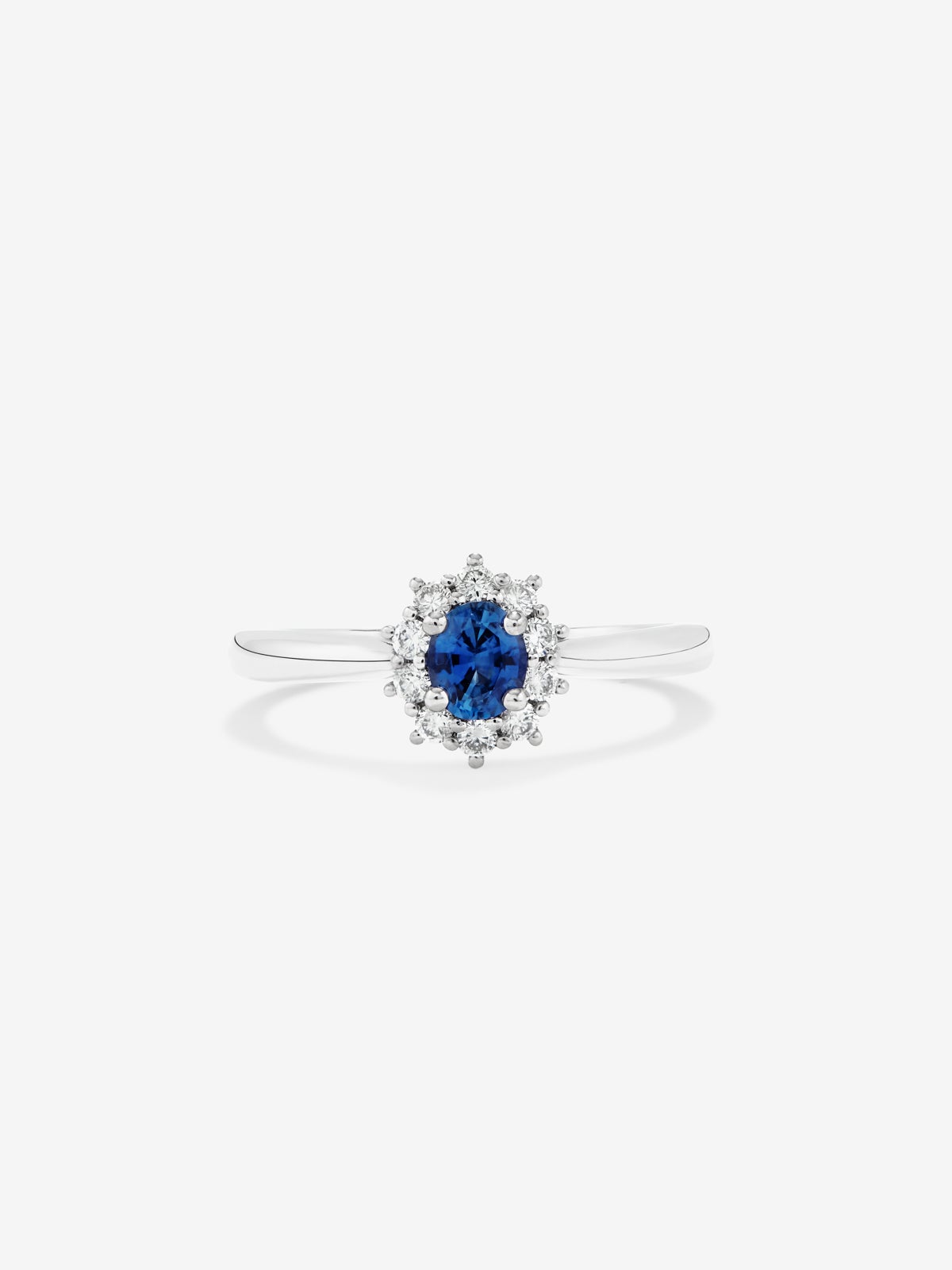 18K white gold ring with oval-cut blue sapphire of 0.44 cts and 10 brilliant-cut diamonds with a total of 0.18 cts