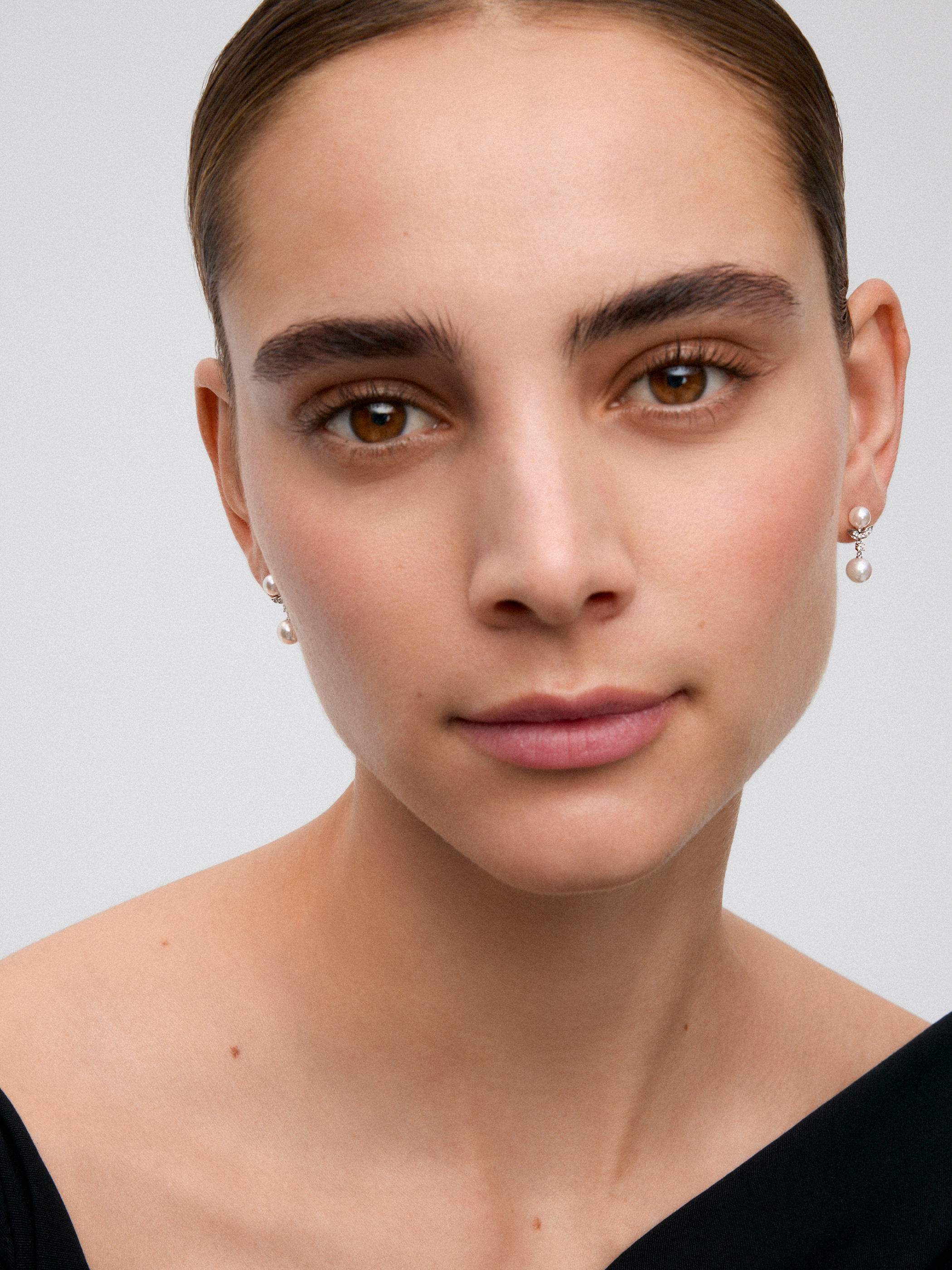 18K white gold earrings with 2 akoya pearls and 14 brilliant-cut diamonds with a total of 0.09 cts