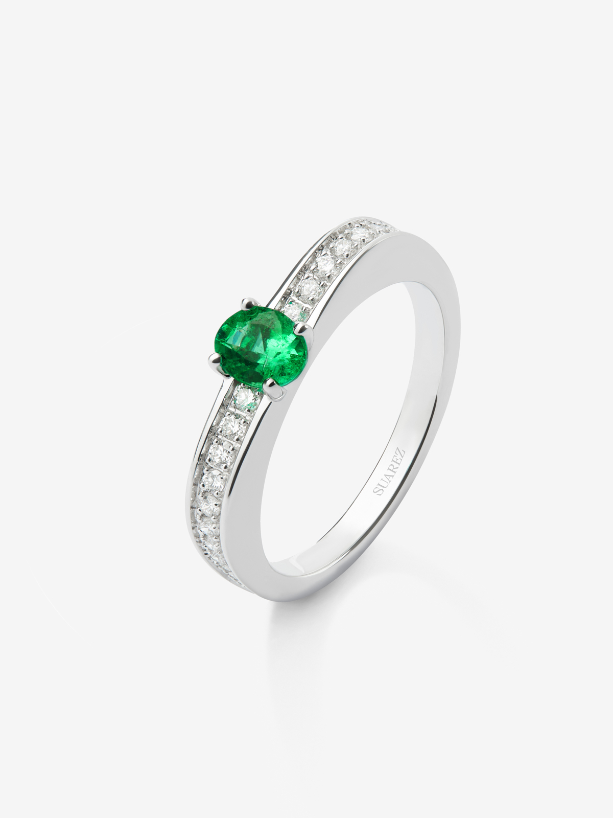 18K white gold ring with oval-cut emerald of 0.39 cts and 22 brilliant-cut diamonds with a total of 0.16 cts