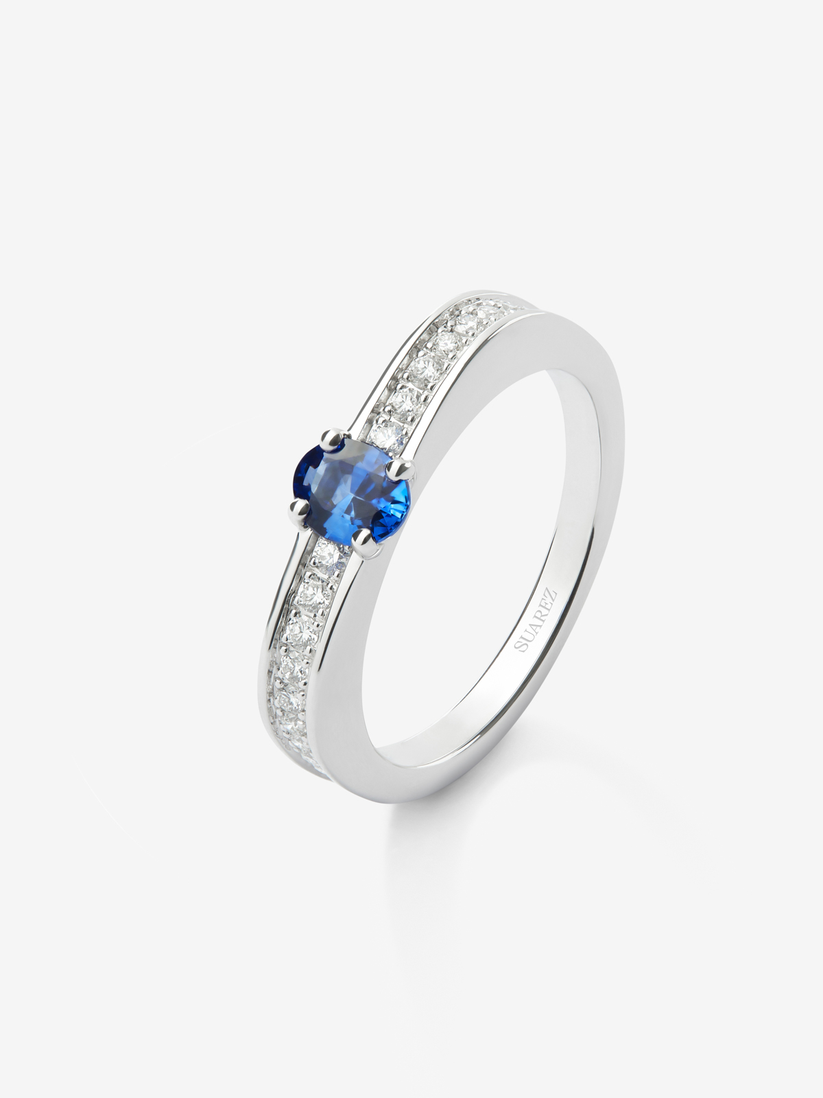 18K white gold ring with oval-cut blue sapphire of 0.47 cts and 22 brilliant-cut diamonds with a total of 0.16 cts