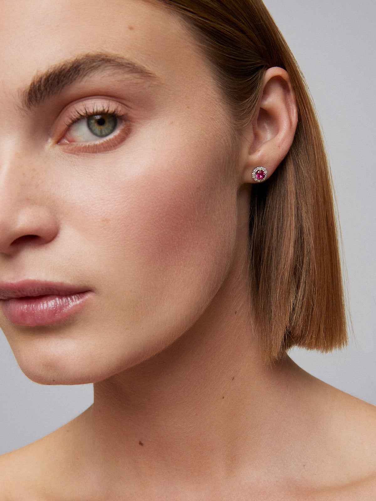 18K White Gold button earrings with Rubi and Diamond