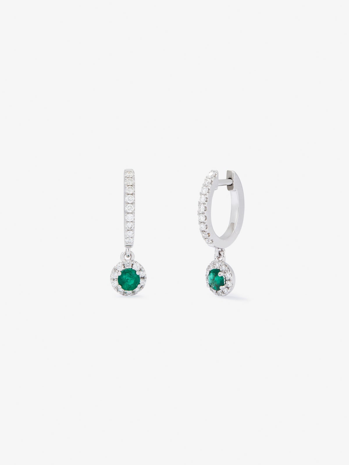 18K white gold earrings with green emeralds in bright size of 0.26 cts and white diamonds in 0.45 cts bright size