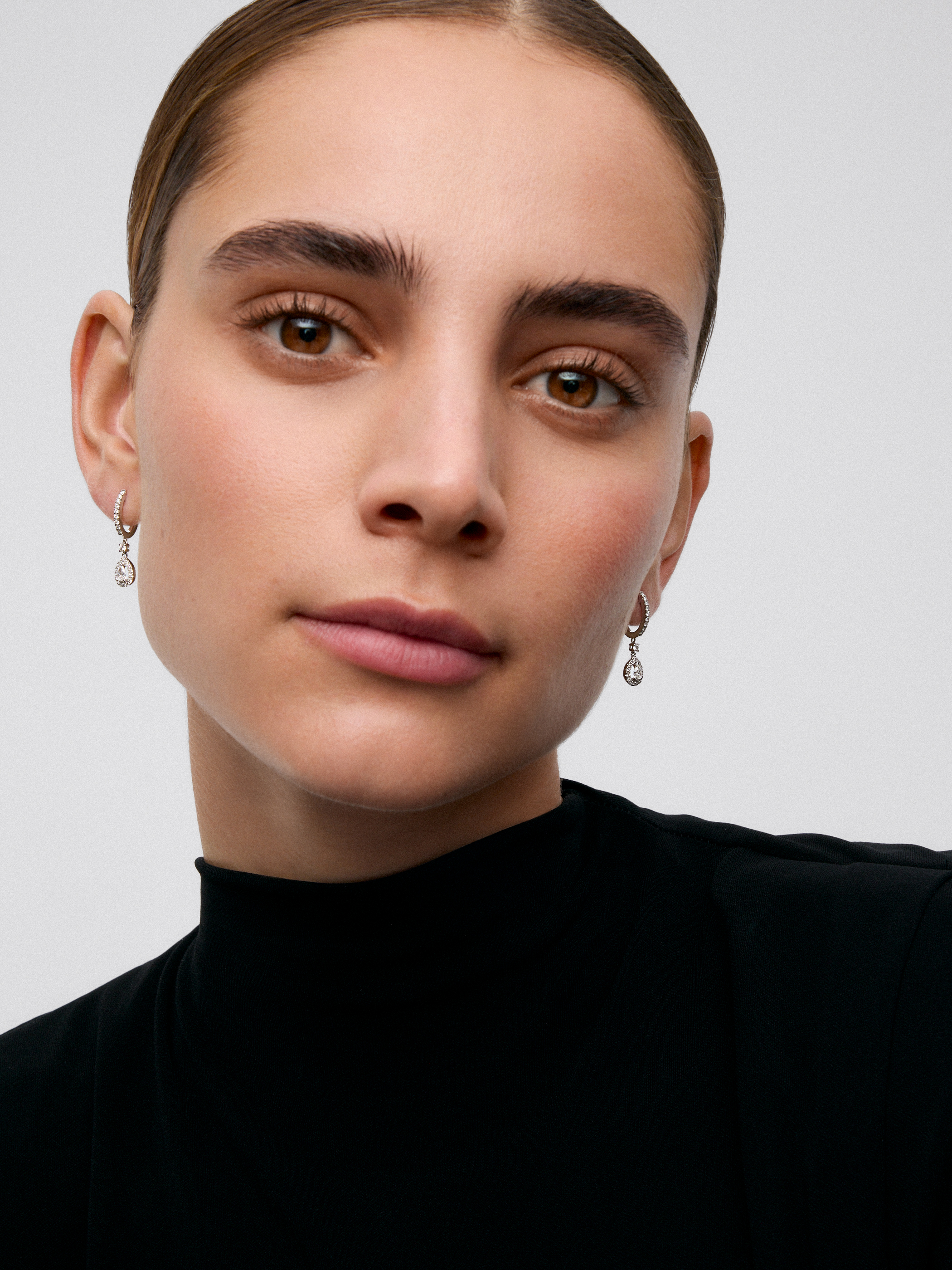18K white gold hoop earrings with 48 brilliant-cut diamonds with a total of 0.4 cts and 2 pear-cut diamonds with a total of 0.3 cts