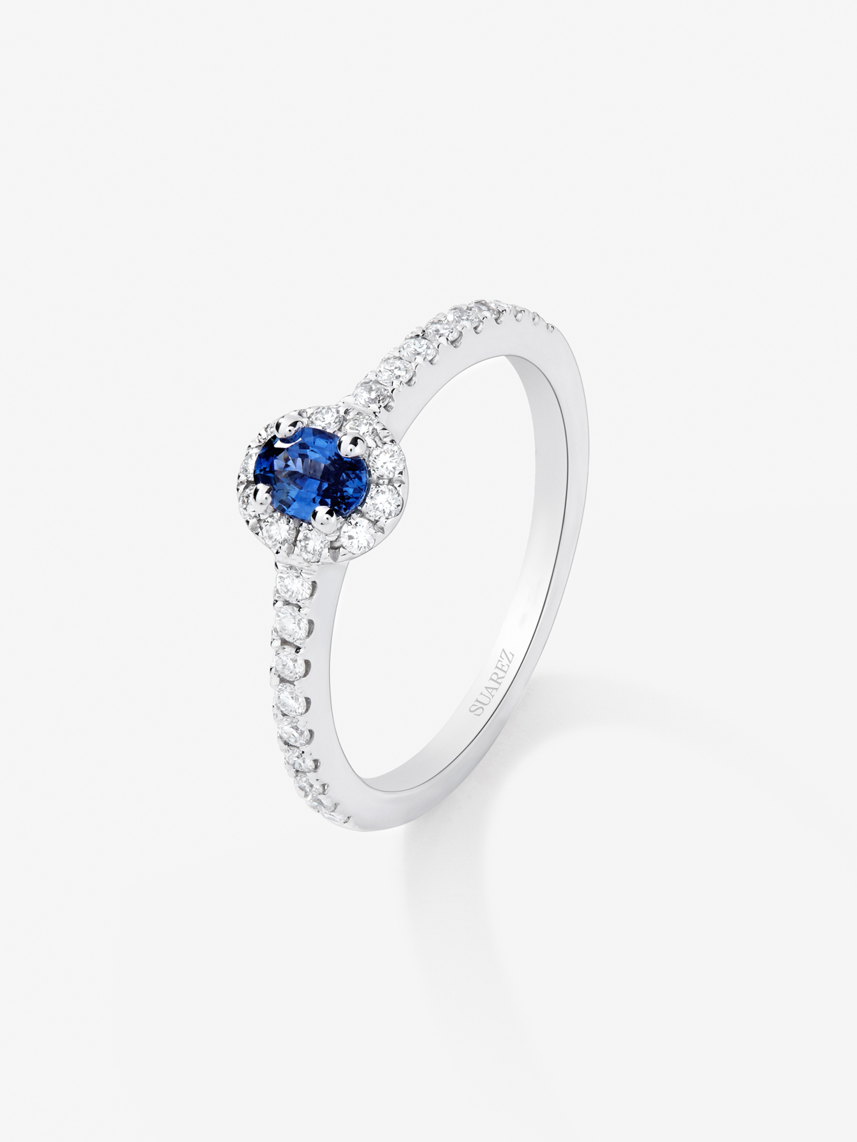 18K White Gold Ring with 0.25 cts oval sapphir