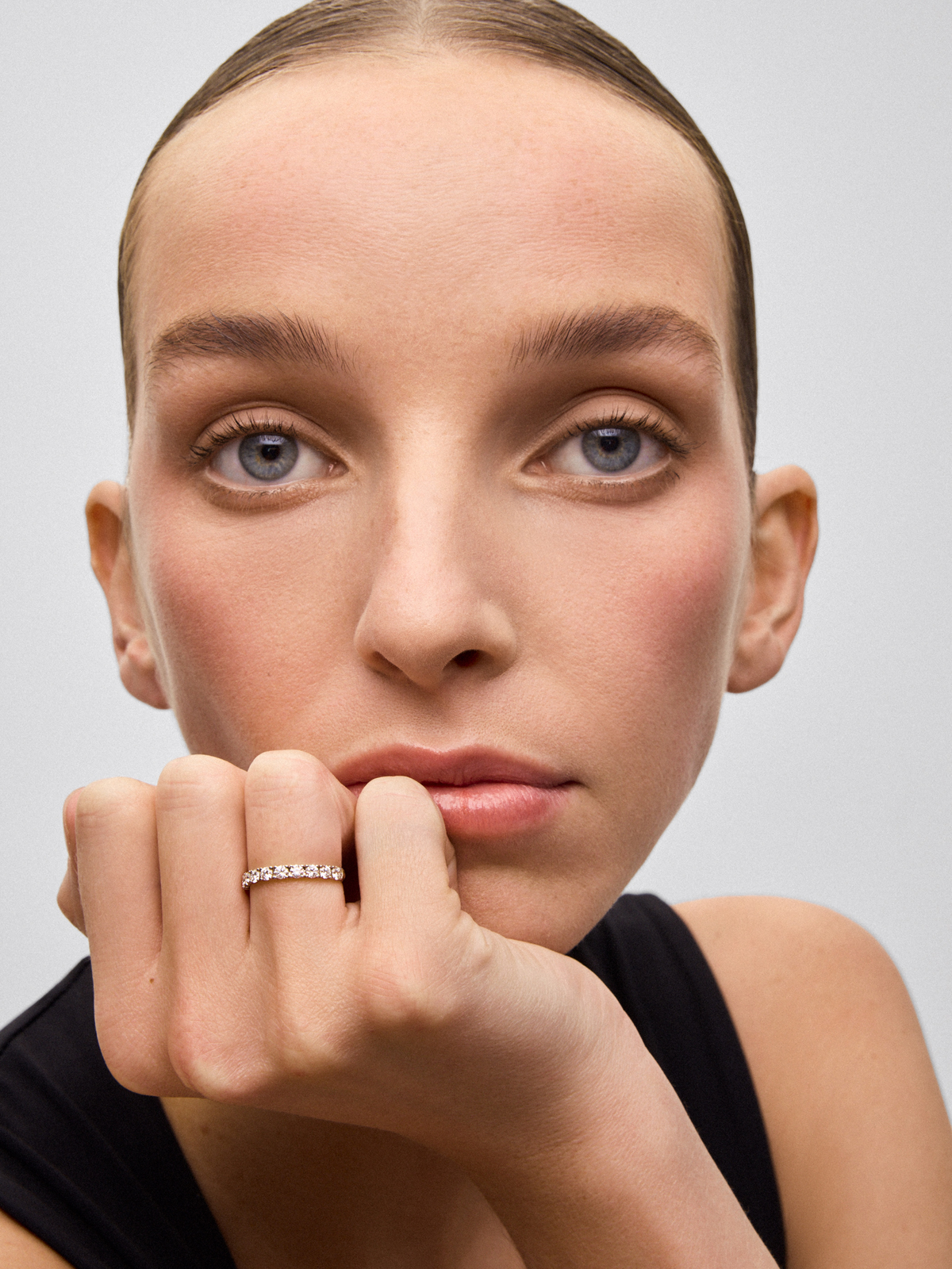 Half ring in 18K white gold with 10 brilliant-cut diamonds with a total of 0.74 cts