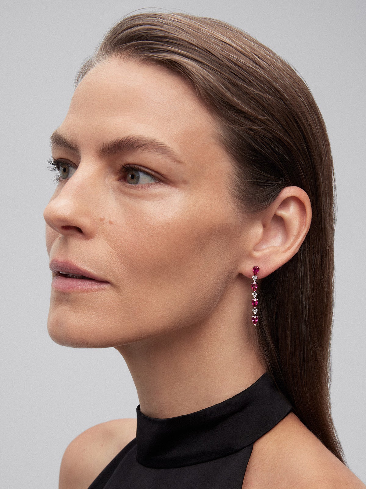18k white gold earrings with red ruby ​​with pear size of 3.68 cts and white diamonds in 0.26 cts bright size