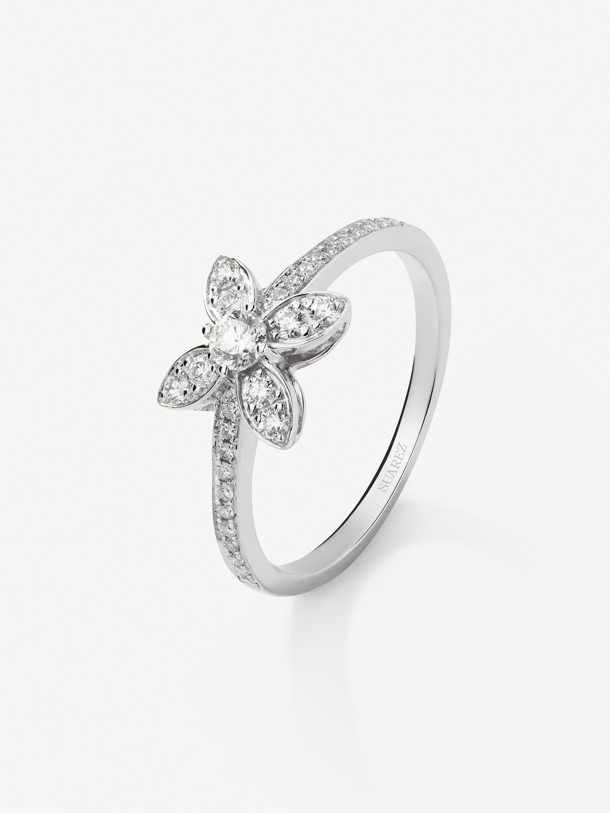 18K white gold ring with 45 brilliant-cut diamonds with a total of 1.05 cts