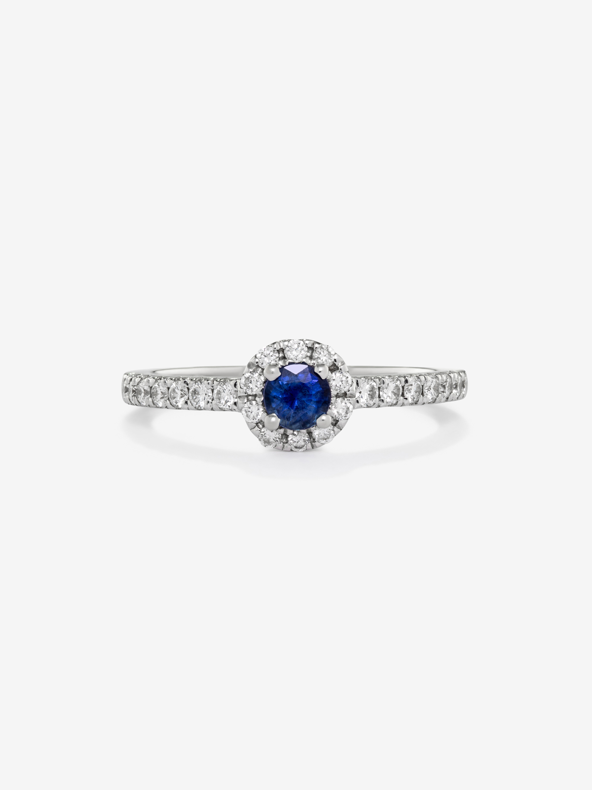 18K white gold ring with brilliant-cut blue sapphire of 0.4 cts and border and arm of 24 brilliant-cut diamonds with a total of 0.3 cts