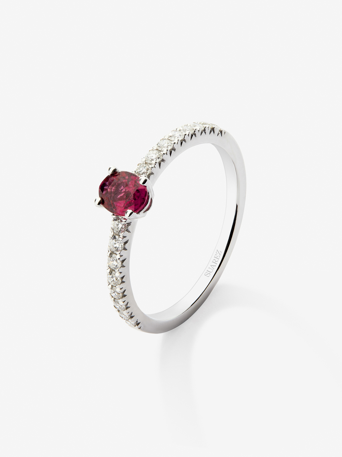18K white gold ring with oval-cut red ruby ​​of 0.5 cts and 16 brilliant-cut diamonds with a total of 0.21 cts