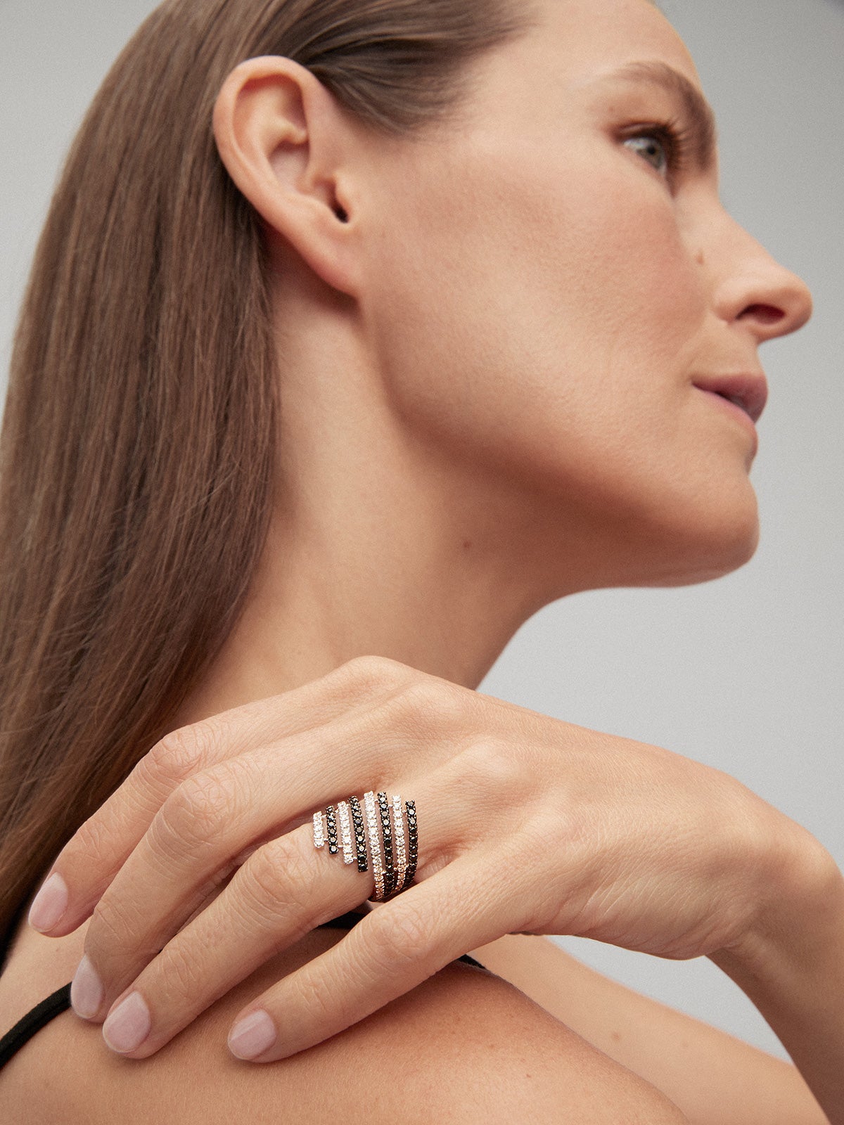 18K white gold multi-arm ring with 54 brilliant-cut diamonds with a total of 0.75 cts and 54 black diamonds with a total of 0.9 cts