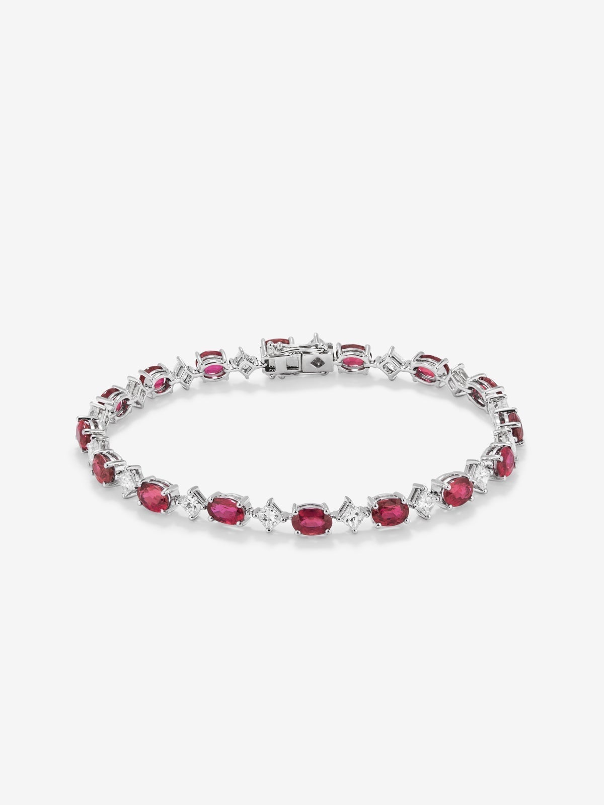 18K White Gold Rivière bracelet with 10.16 cts and white diamonds in 2.69 cts princess size
