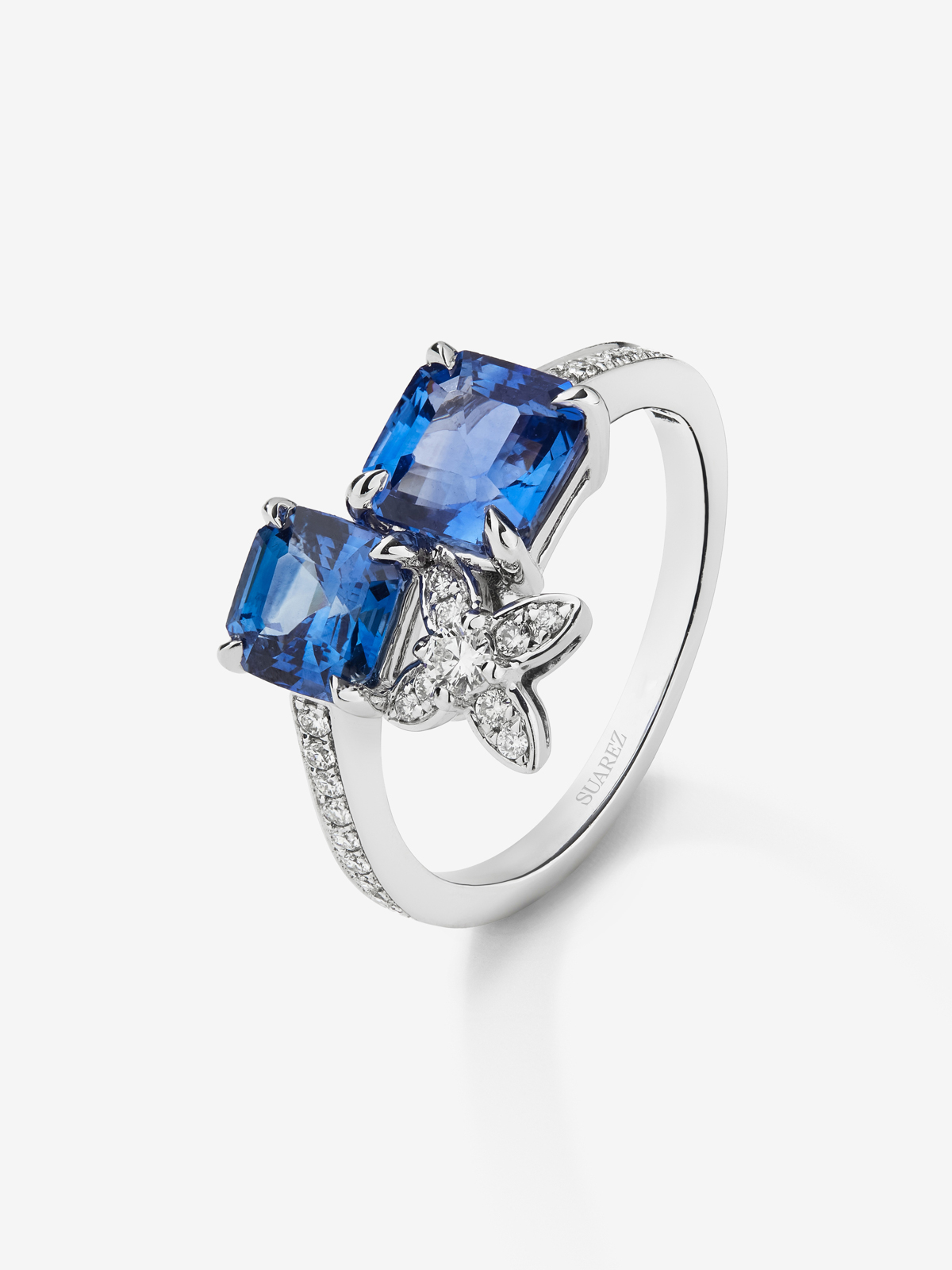 18K white gold ring with 2 octagonal-cut blue sapphires with a total of 1.09 cts and 17 brilliant-cut diamonds with a total of 0.16 cts