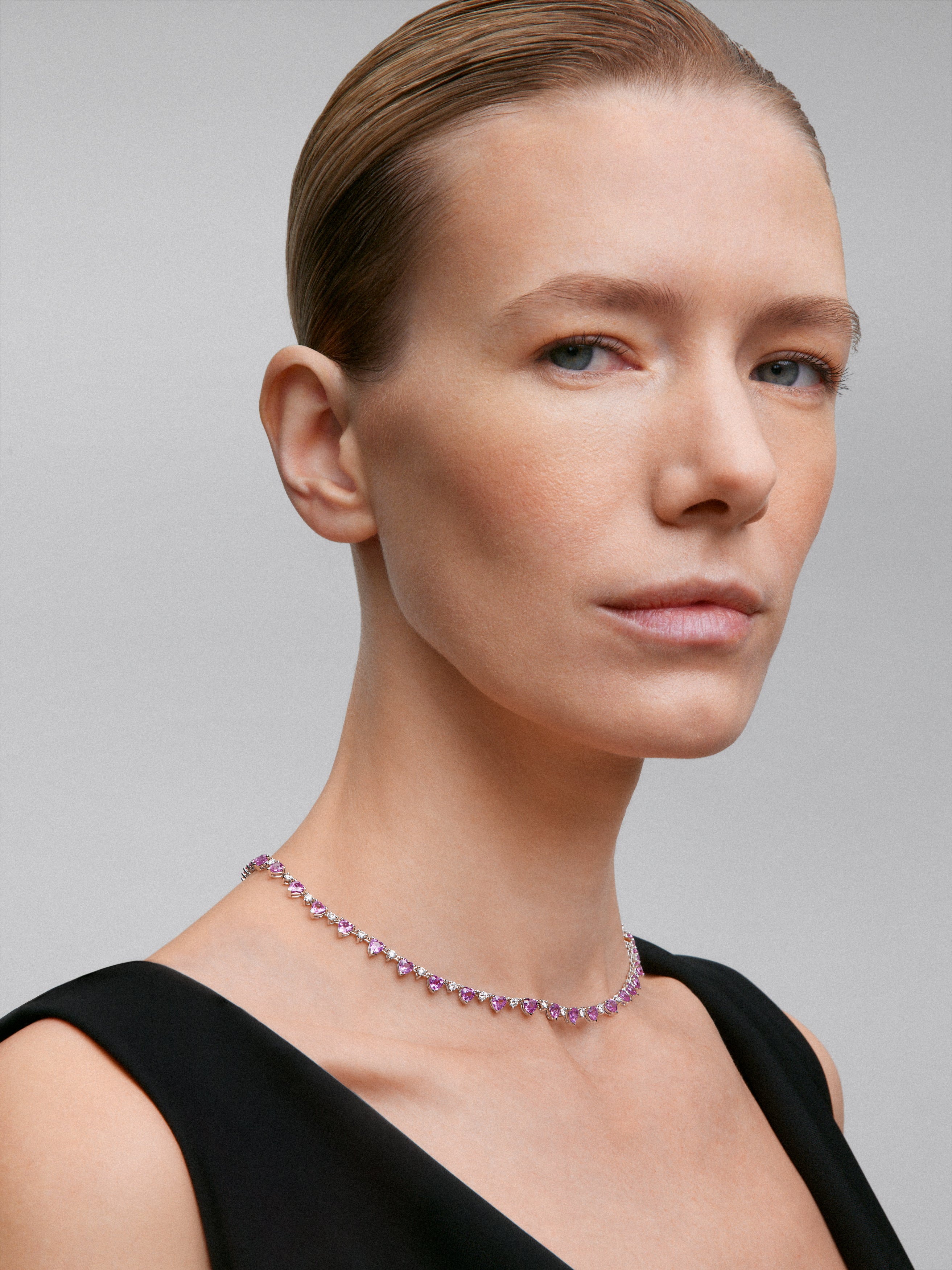 18K white gold necklace with 23 heart-cut pink sapphires with a total of 17.29 cts, 37 brilliant-cut diamonds with a total of 5.5 cts and 22 brilliant-cut diamonds with a total of 2.26 cts