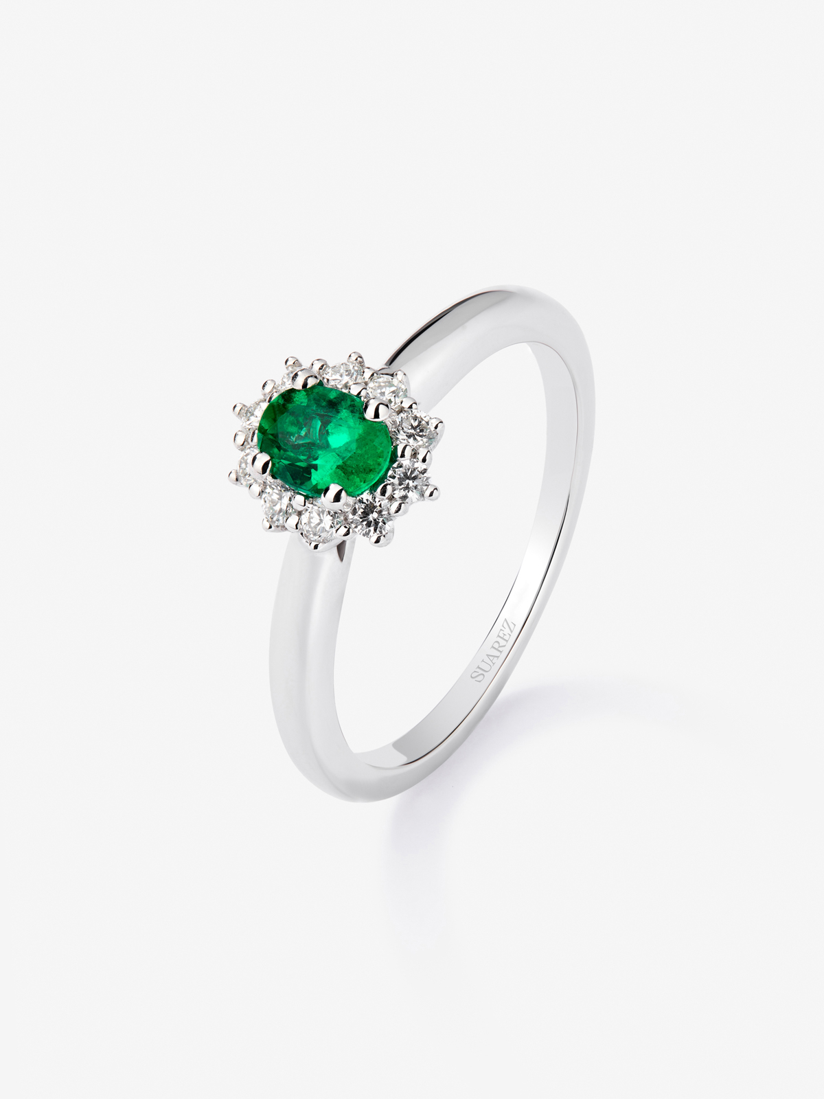 18K white gold ring with oval-cut green emerald of 0.3 cts and 10 brilliant-cut diamonds with a total of 0.24 cts