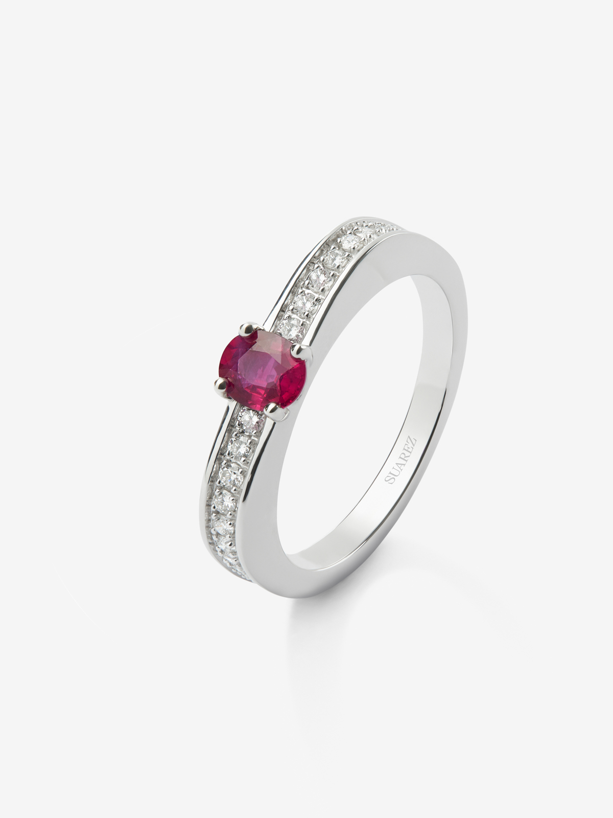 18K white gold ring with oval-cut red ruby ​​of 0.42 cts and 22 brilliant-cut diamonds with a total of 0.16 cts
