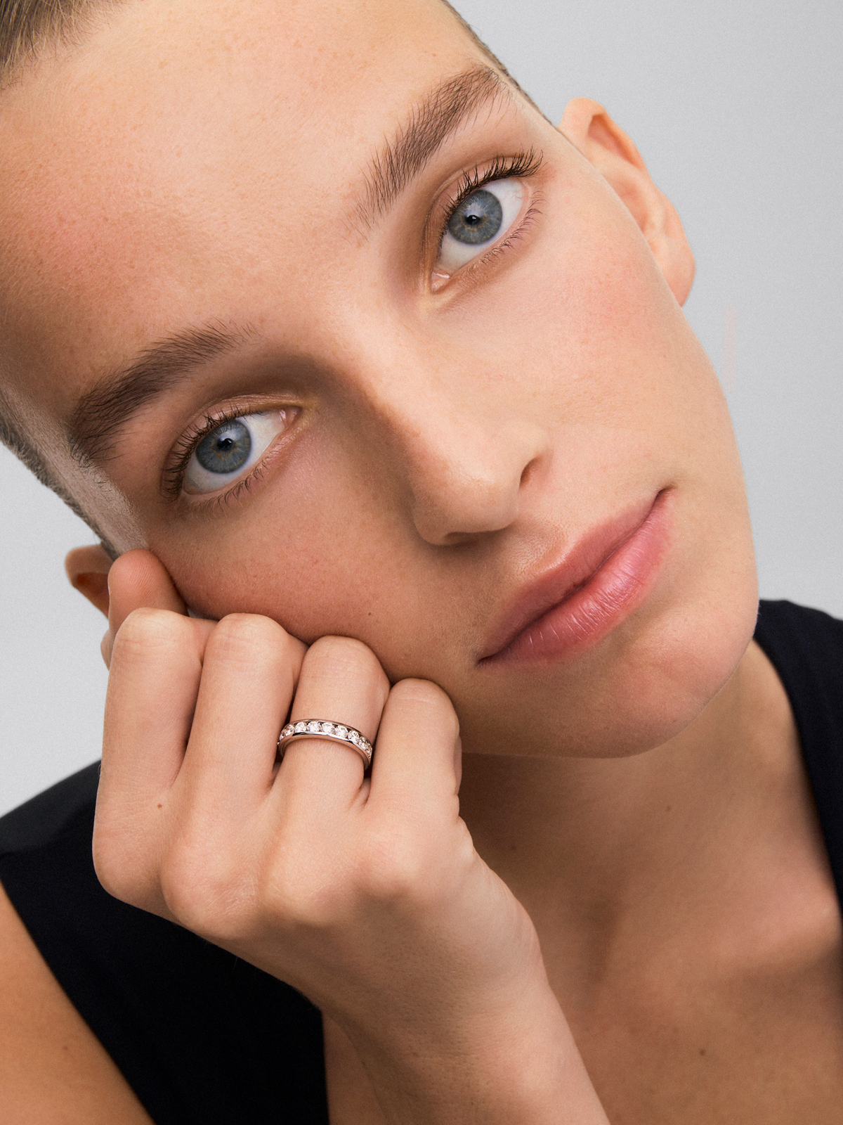 Half ring in 18K white gold with 12 brilliant-cut diamonds with a total of 0.88 cts