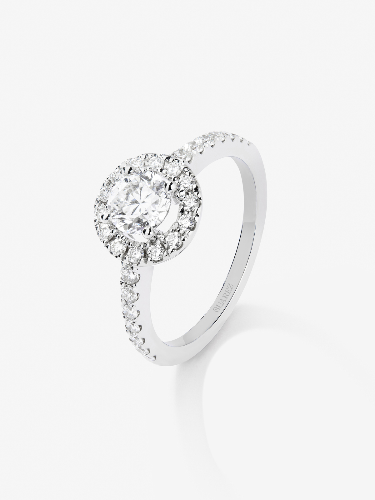 18K white gold ring with central brilliant-cut diamond of 0.7 cts and border and arm with 28 brilliant-cut diamonds with a total of 0.44 cts