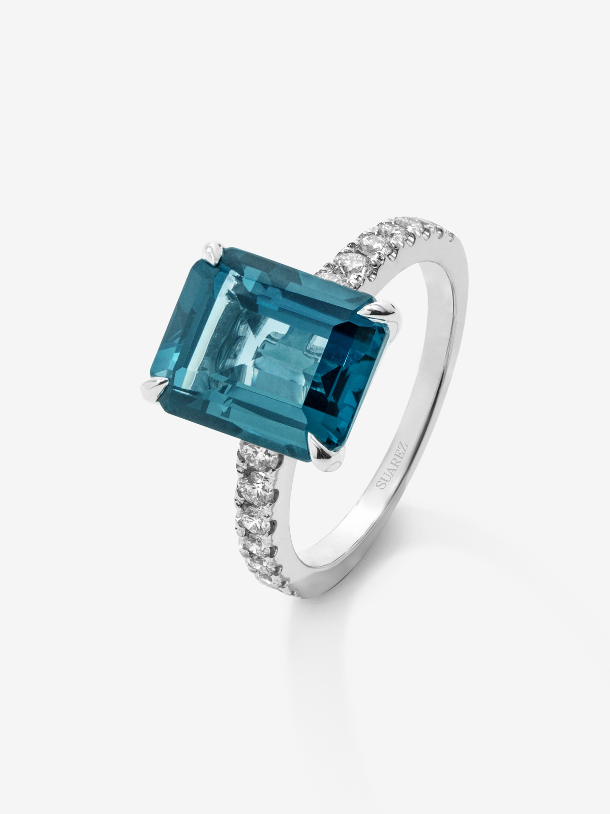 18K white gold ring with emerald-cut London blue topaz of 4.25 cts and 14 brilliant-cut diamonds with a total of 0.32 cts