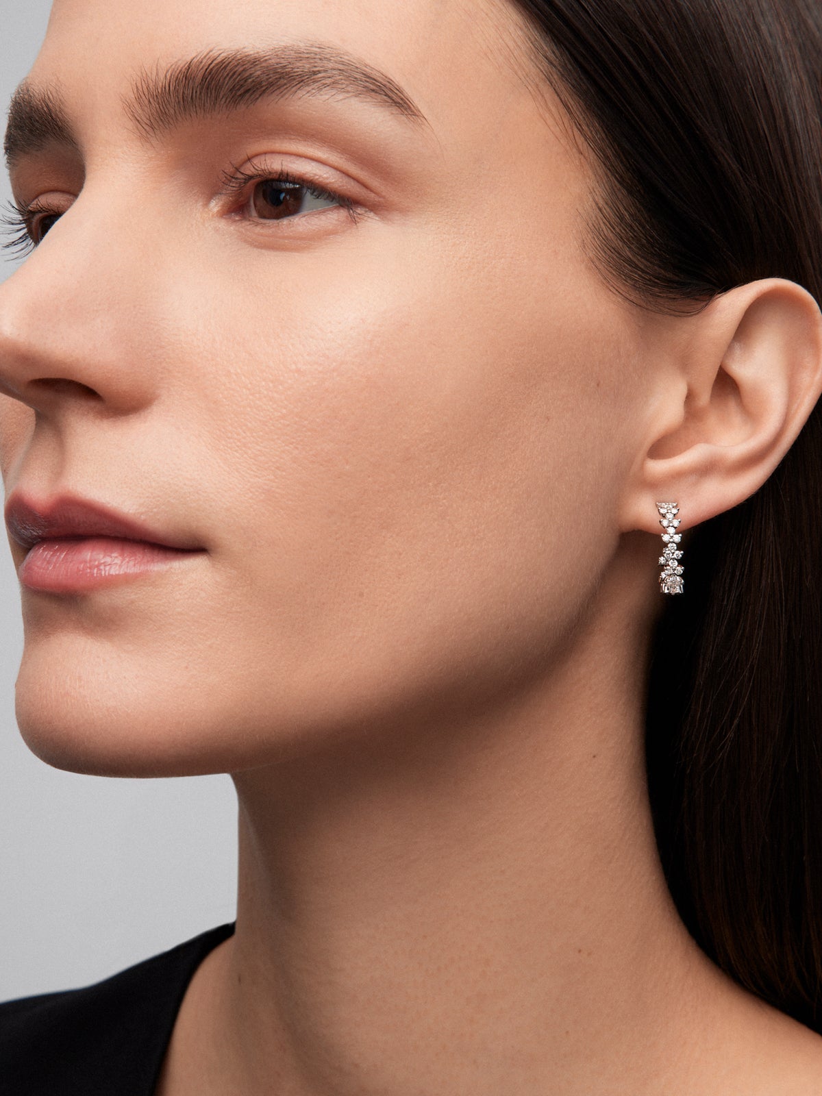 18K white gold hoop earrings with 66 brilliant-cut diamonds with a total of 1.01 cts