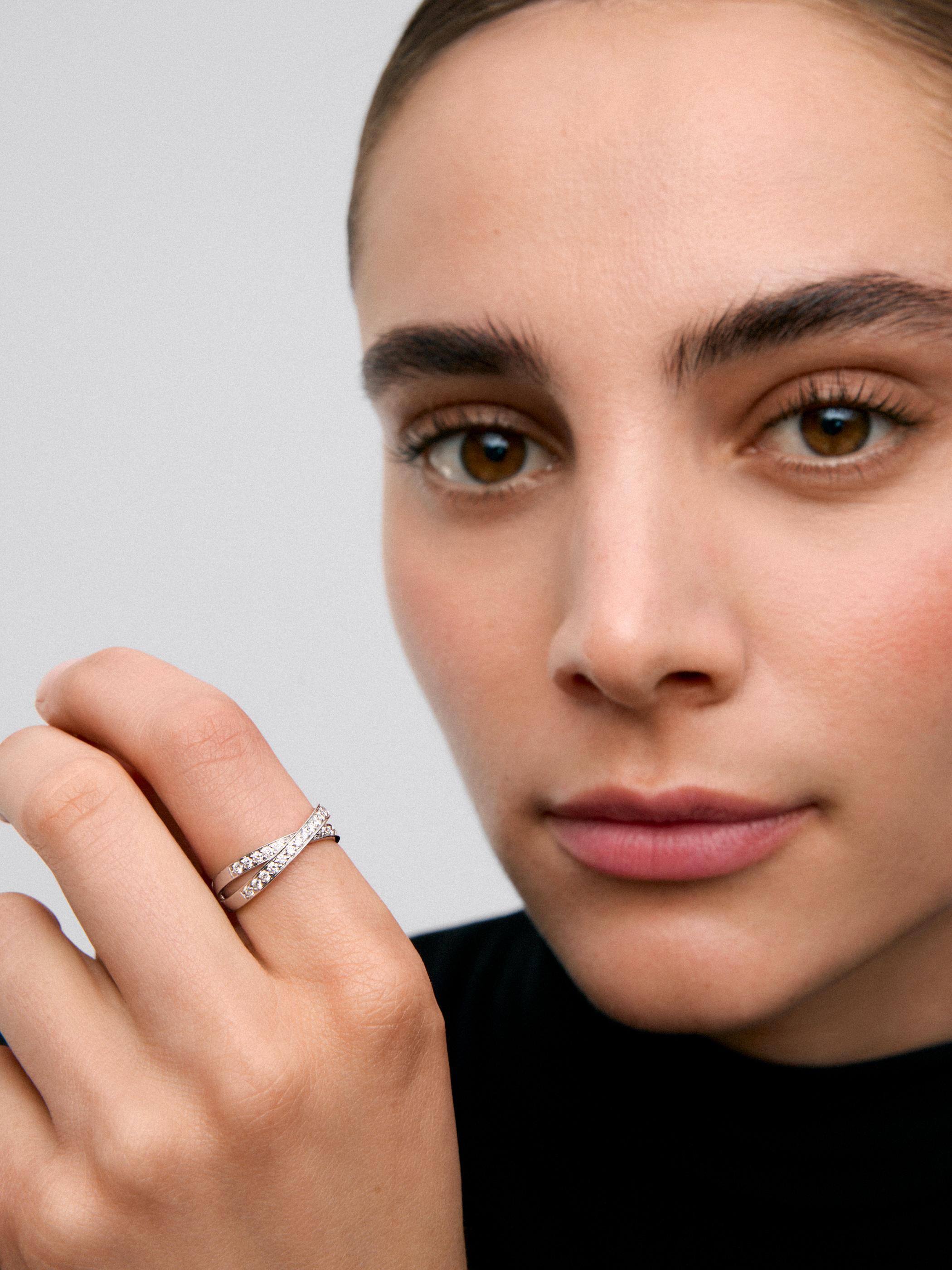 18K white gold cross ring with 30 brilliant-cut diamonds with a total of 0.48 cts