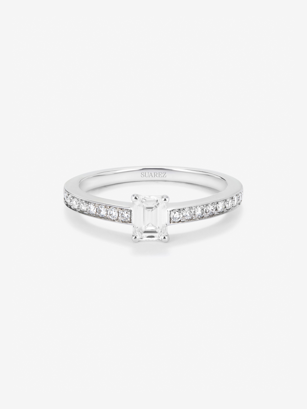 18K white gold ring with central emerald-cut diamond of 0.5 cts and arm of 18 brilliant-cut diamonds with a total of 0.19 cts