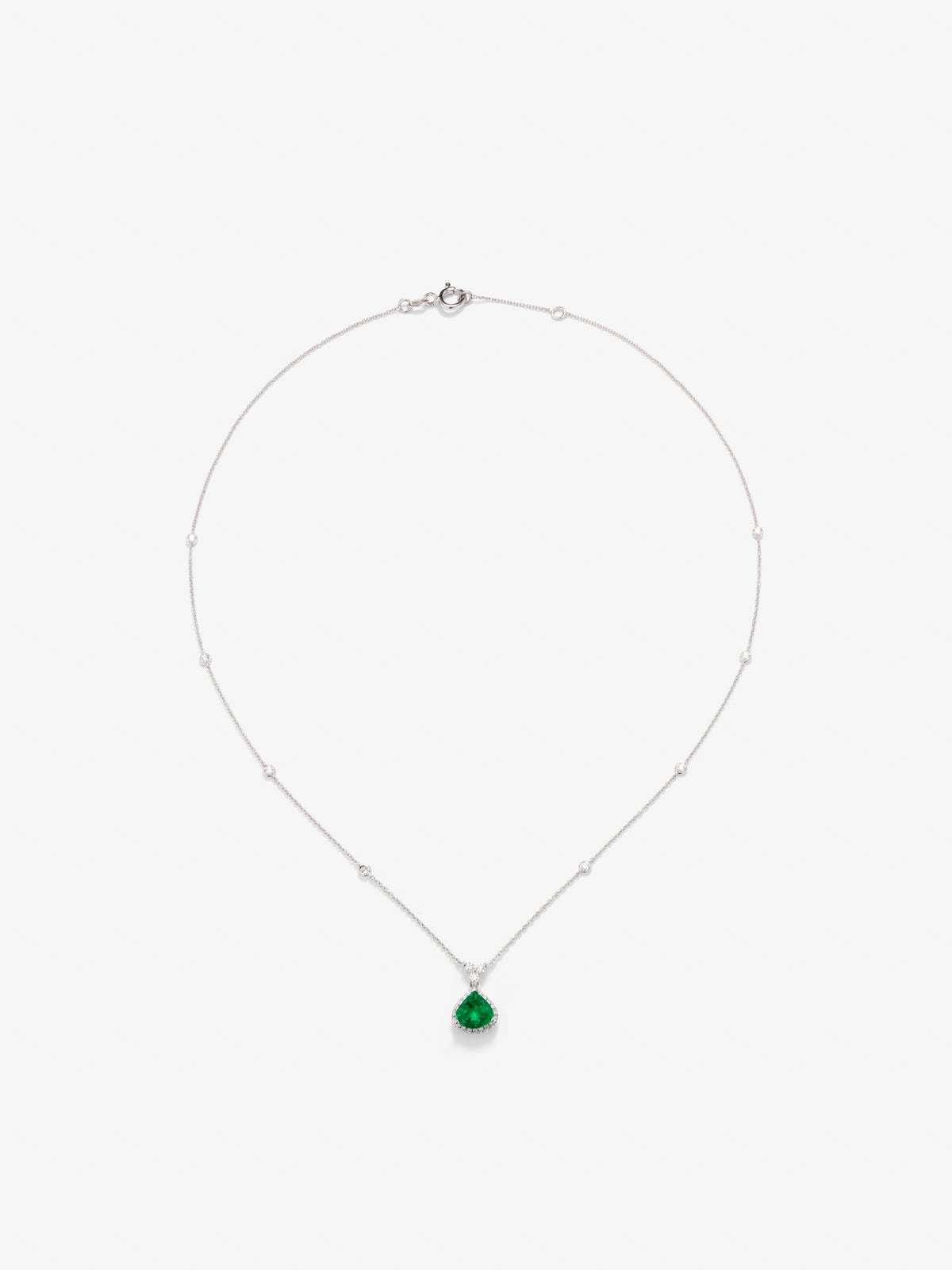 18K white gold pendant with pear-cut green emerald of 1.19 cts and 11 brilliant-cut diamonds with a total of 0.27 cts