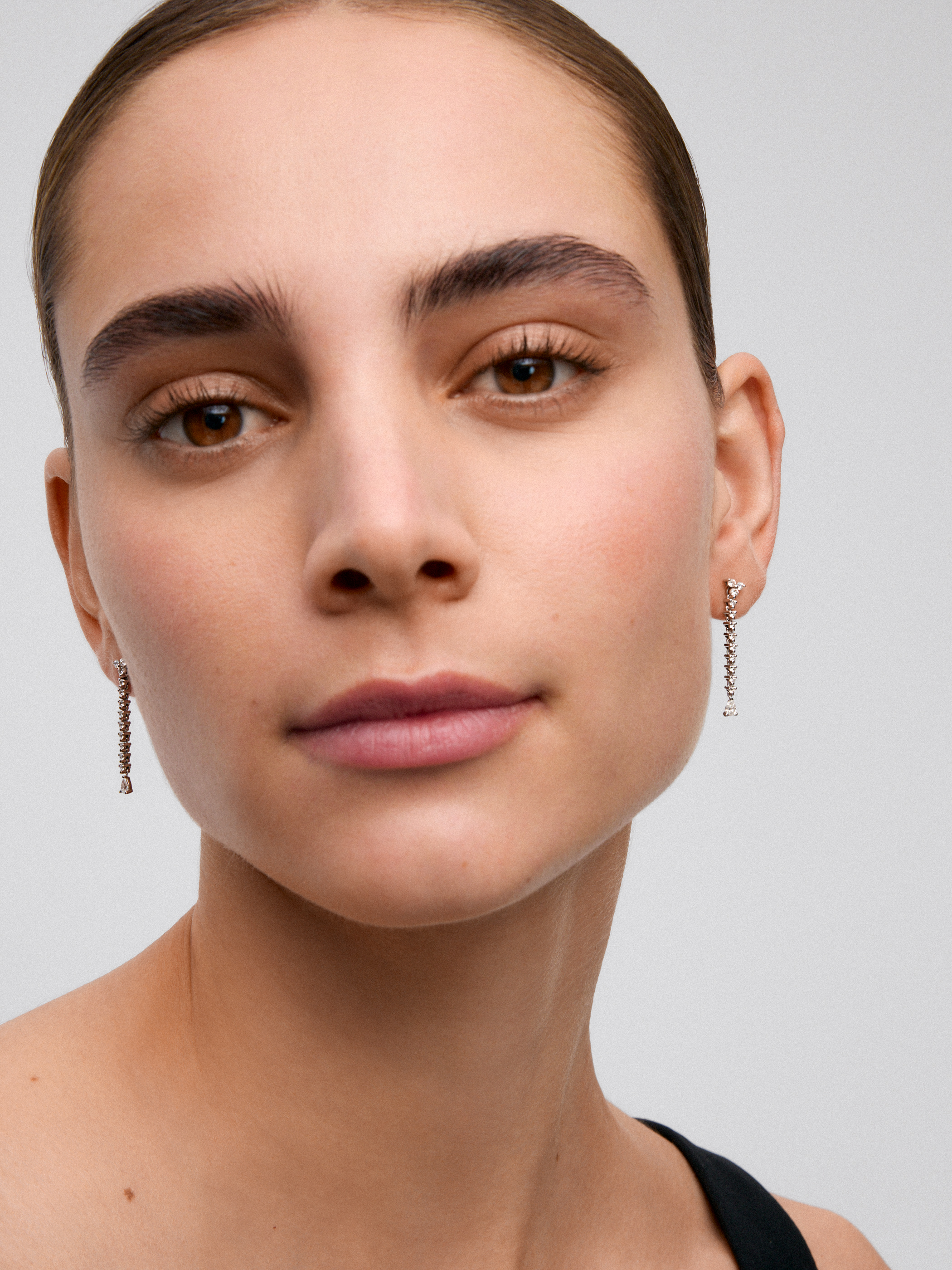18K white gold earrings with 2 pear-cut diamonds with a total of 0.21 cts and 18 brilliant-cut diamonds with a total of 0.34 cts