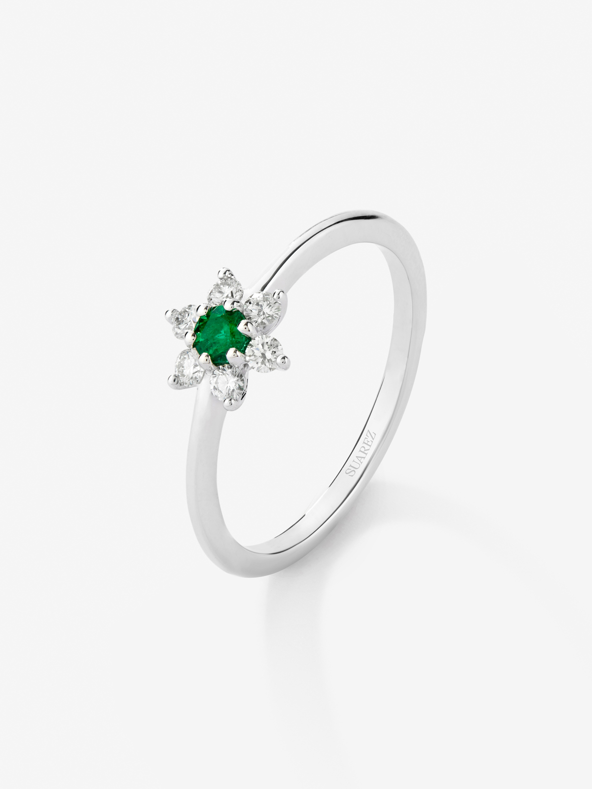 18K white gold ring with brilliant-cut green emerald of 0.08 cts and 6 brilliant-cut diamonds with a total of 0.15 cts in the shape of a star