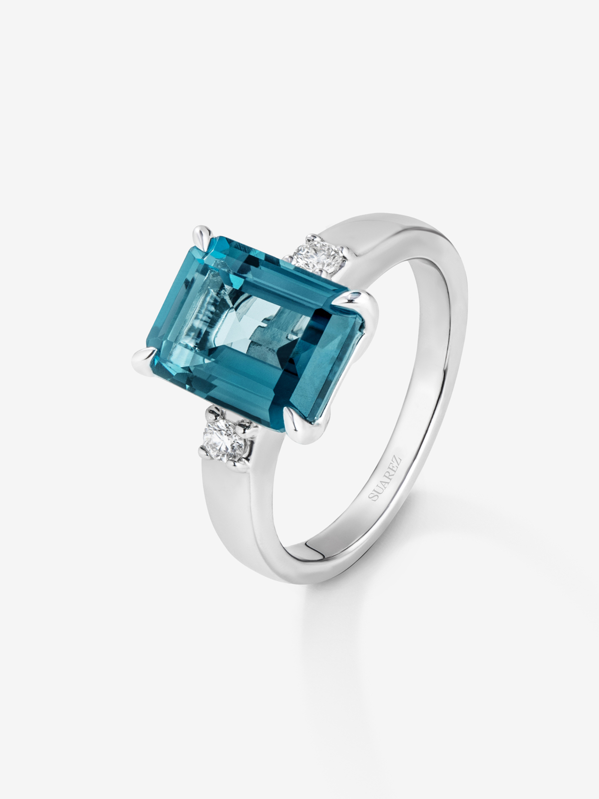 925 silver ring with emerald-cut London blue topaz of 3.74 cts and 2 brilliant-cut diamonds with a total of 0.09 cts