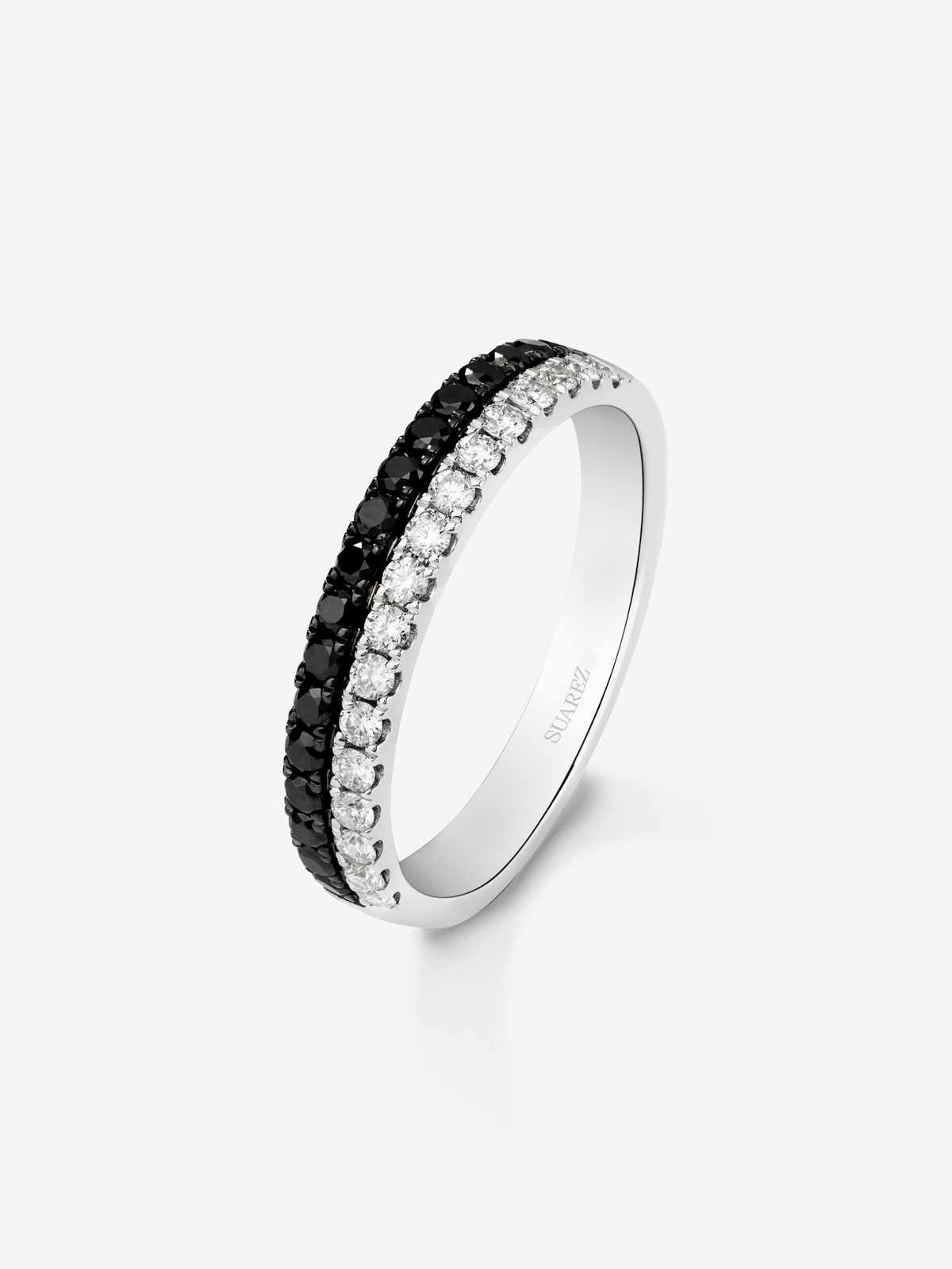 18K white gold ring with 17 brilliant-cut diamonds with a total of 0.24 cts and 17 brilliant-cut black diamonds with a total of 0.27 cts