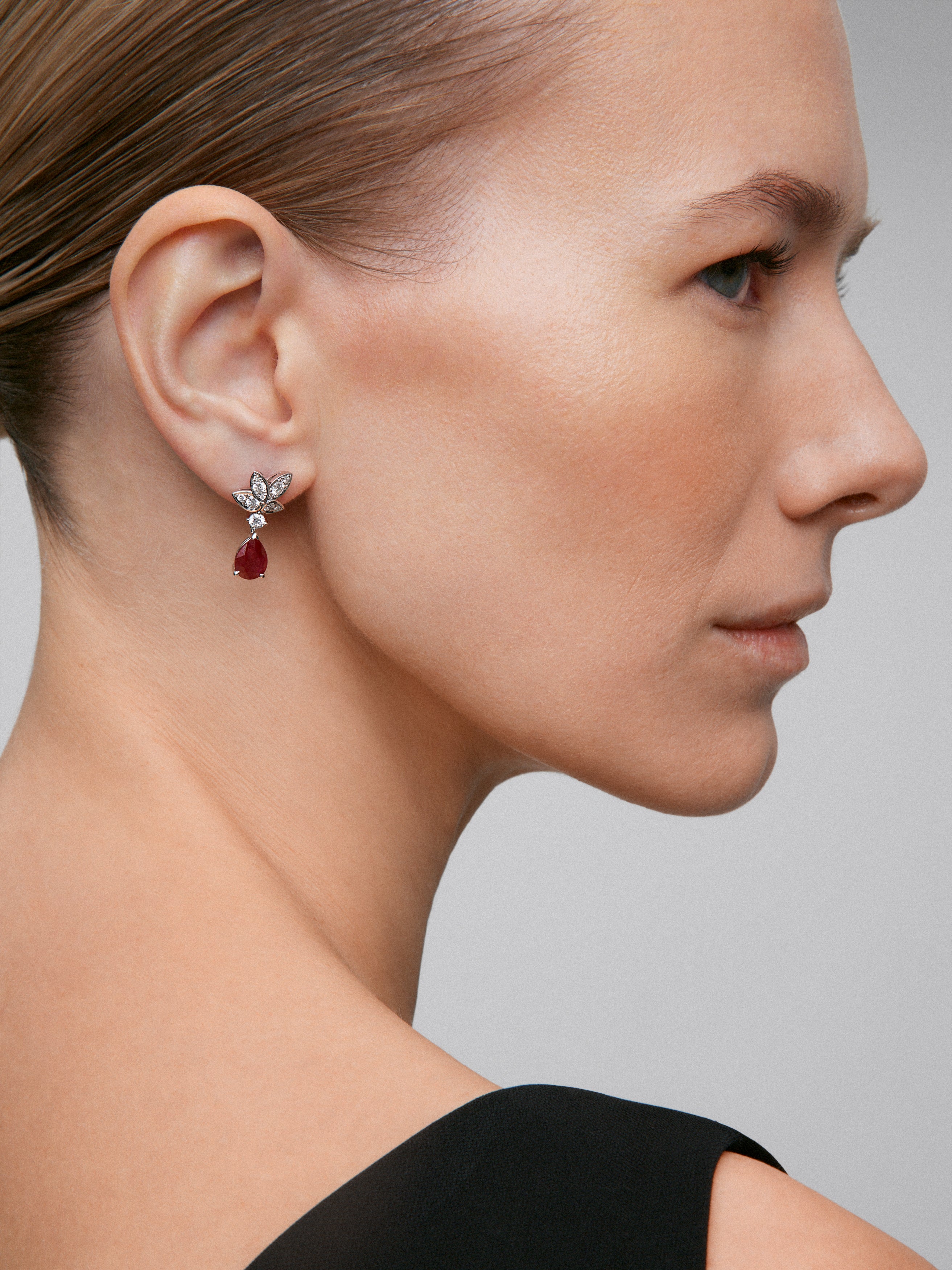 18K white gold earrings with red rubies Pigeon Blod in pear size 4.62 cts and white diamonds in bright size of 0.89 cts