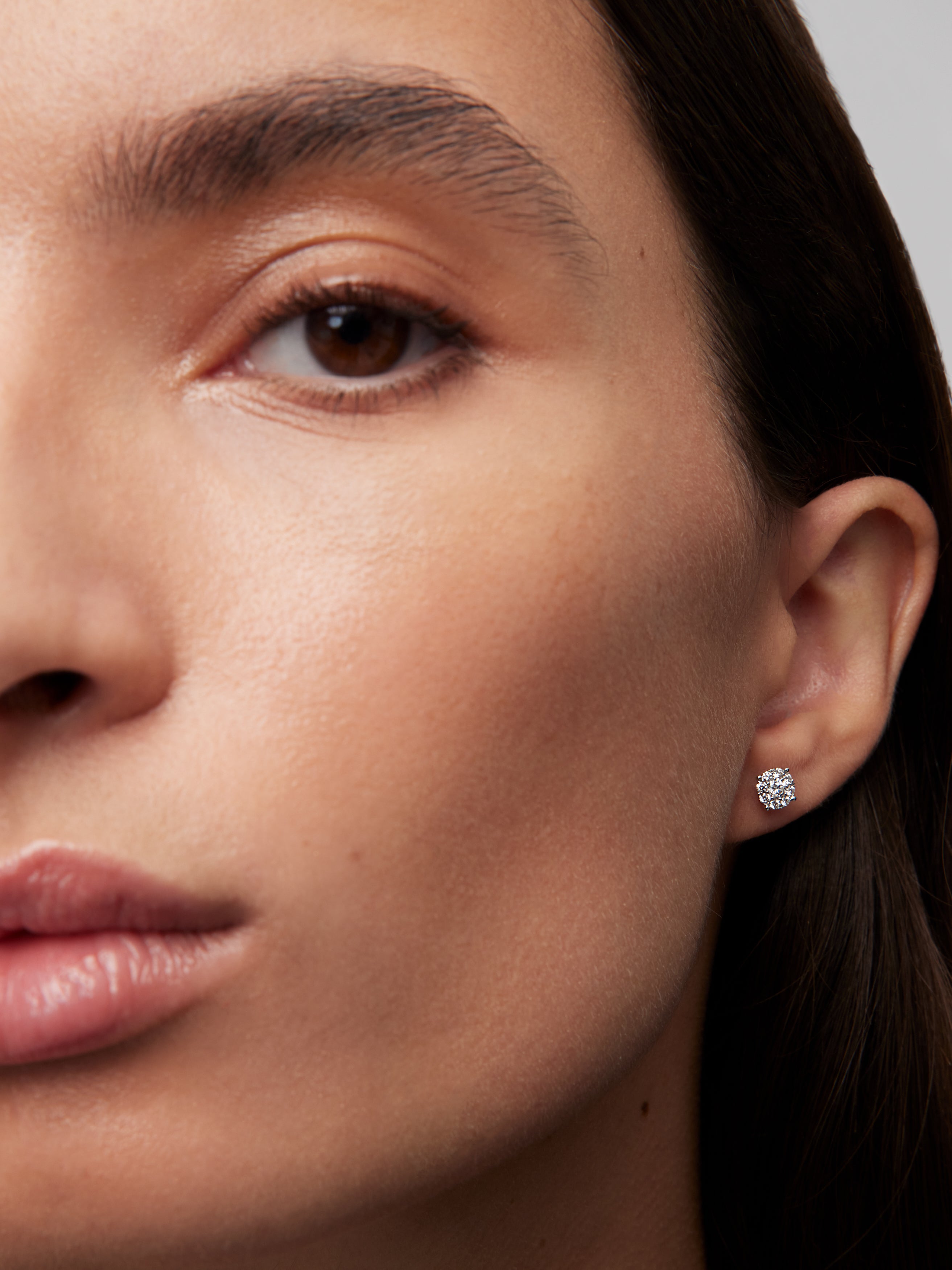 18kt white gold earrings with diamonds