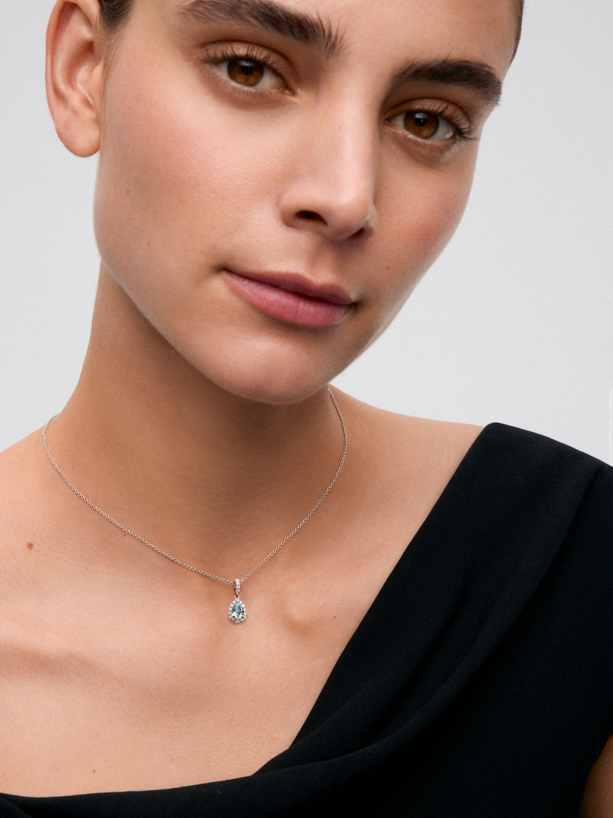 18K white gold pendant chain with topaz