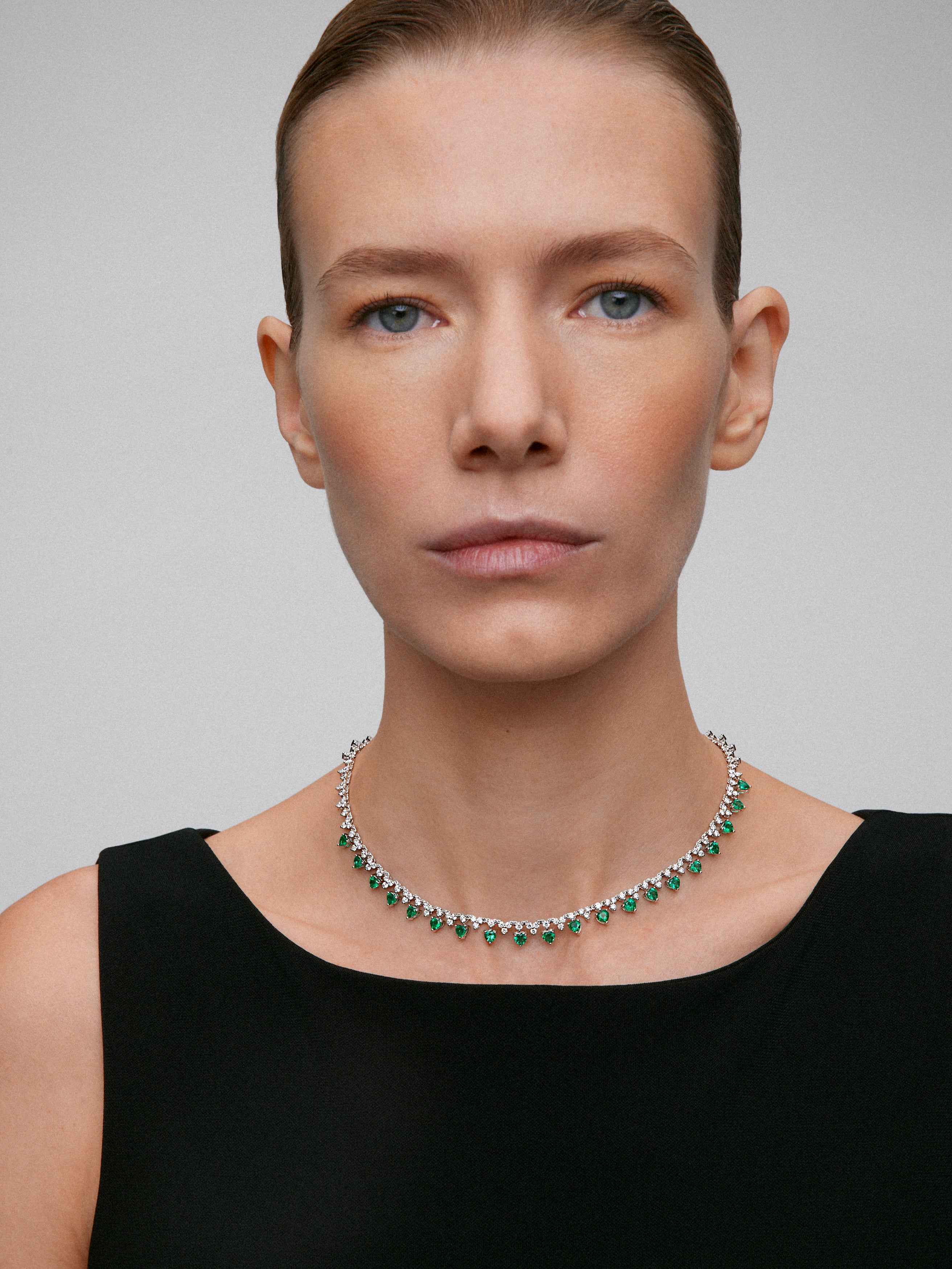18K White Gold Rivière Necklace with green emeralds in the heart size of 4.42 cts and white diamonds in 6.76 cts bright size