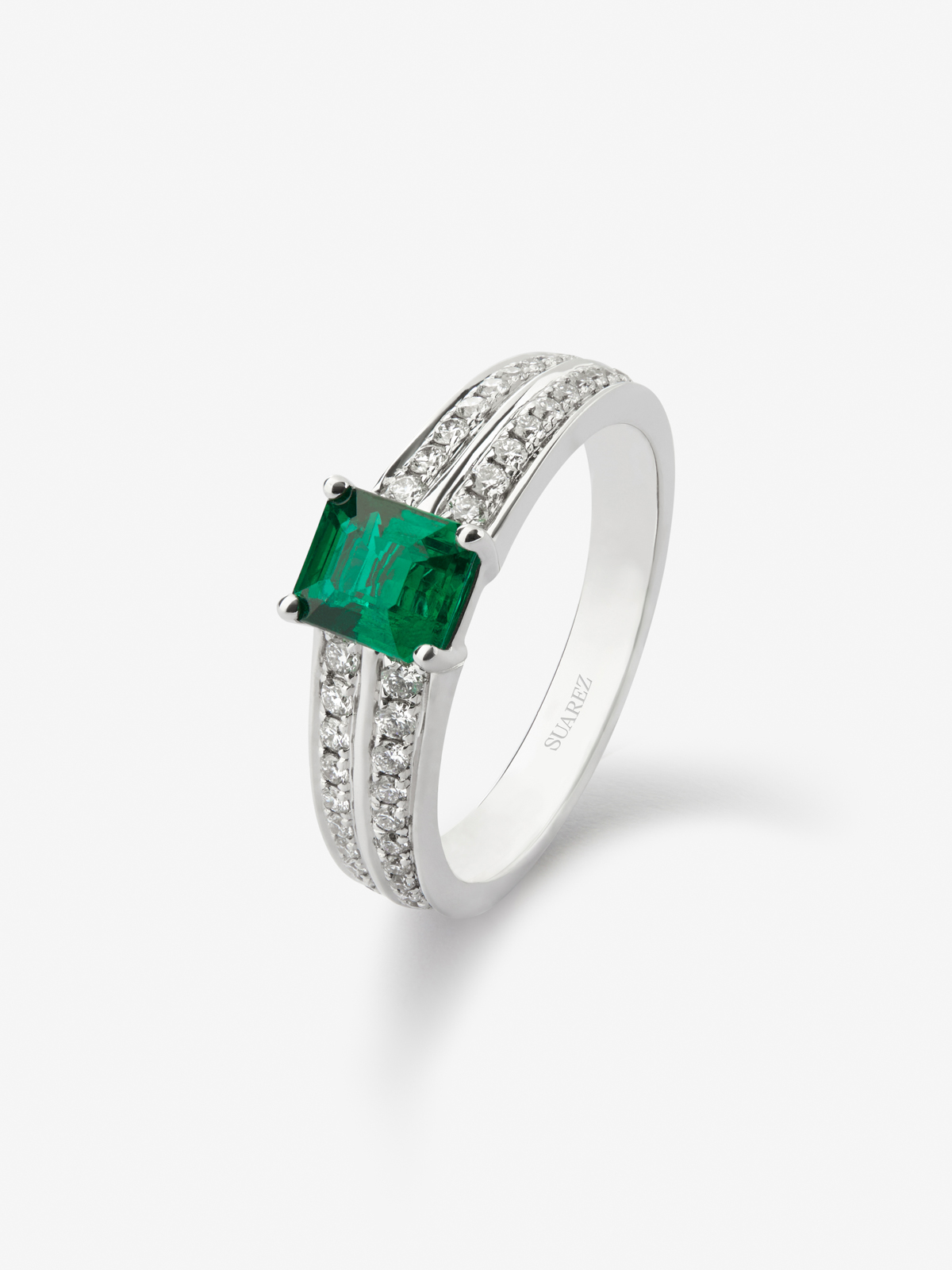 18K white gold ring with octagonal cut emerald of 0.79 cts and 40 brilliant cut diamonds with a total of 0.29 cts