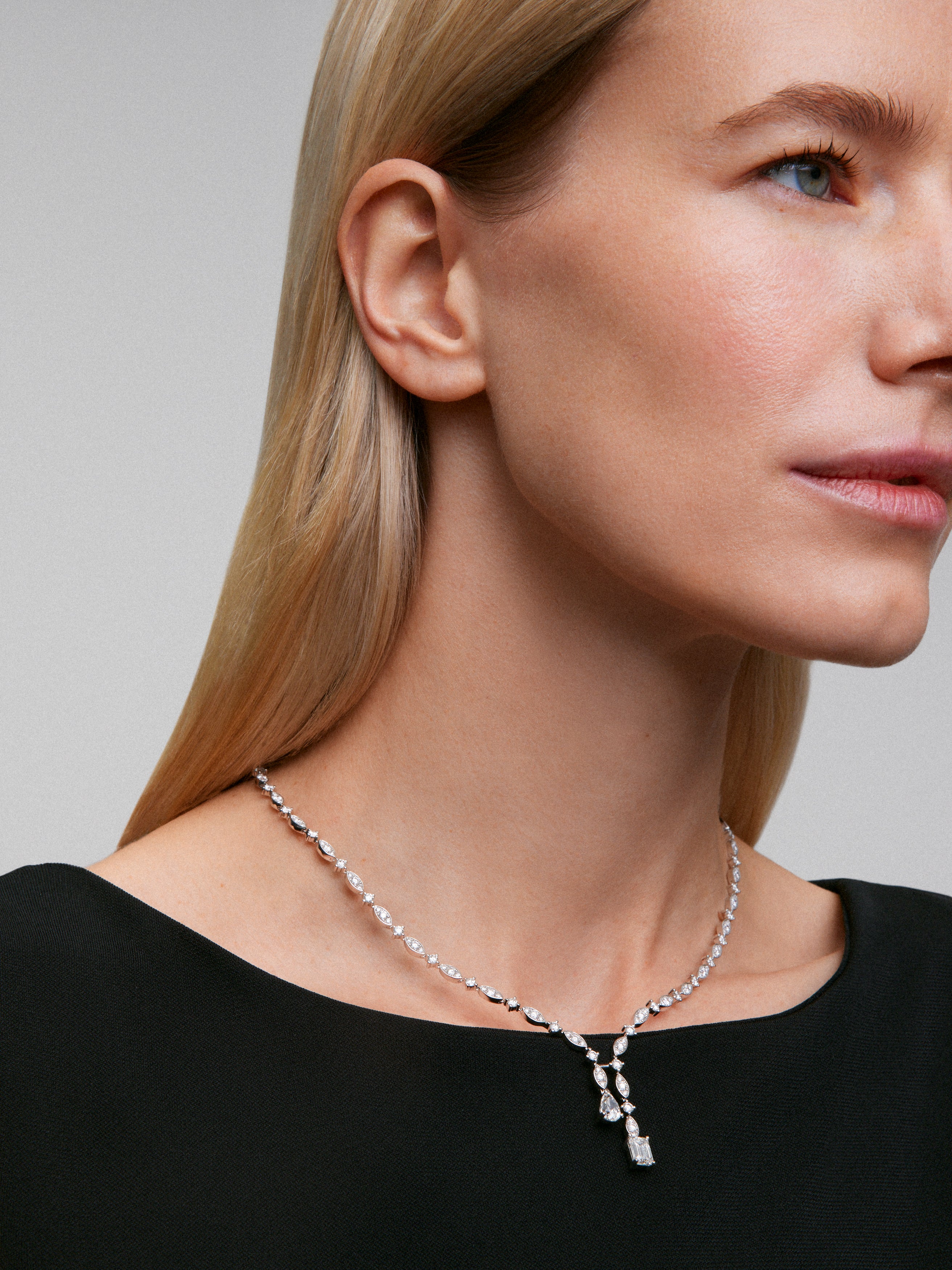 18K white gold necklace with white pear, emerald and bright diamonds of 9.05 cts