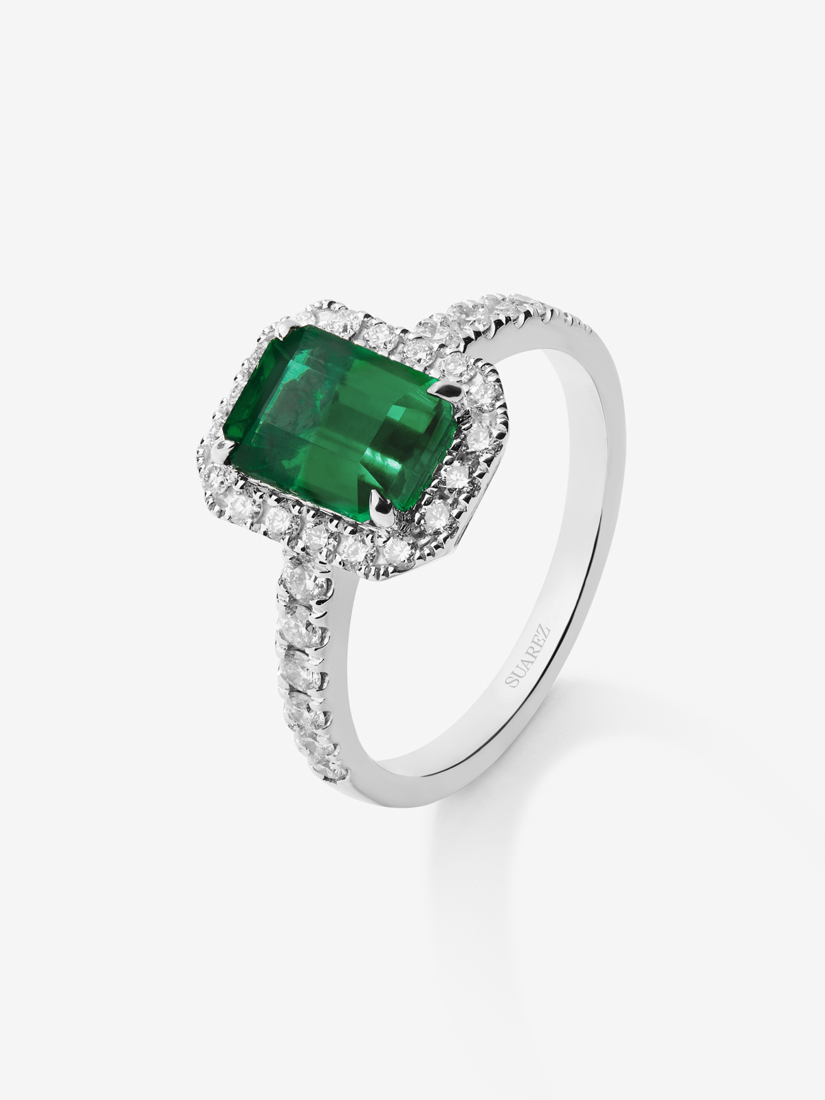 18K white gold ring with green emerald in octagonal cut of 1.67 cts and border and arm of 30 brilliant-cut diamonds with a total of 0.43 cts