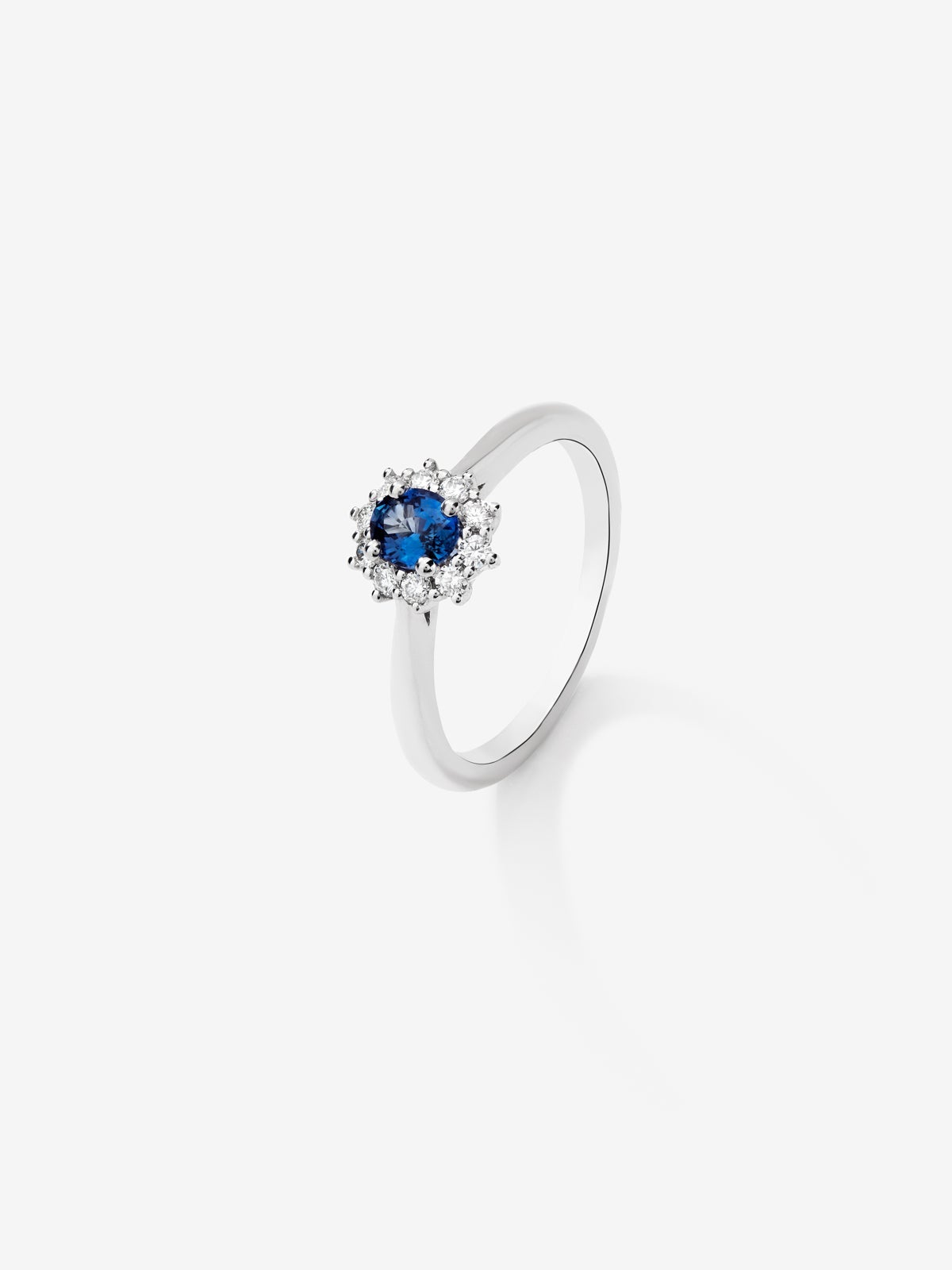 18K white gold ring with oval-cut blue sapphire of 0.44 cts and 10 brilliant-cut diamonds with a total of 0.18 cts