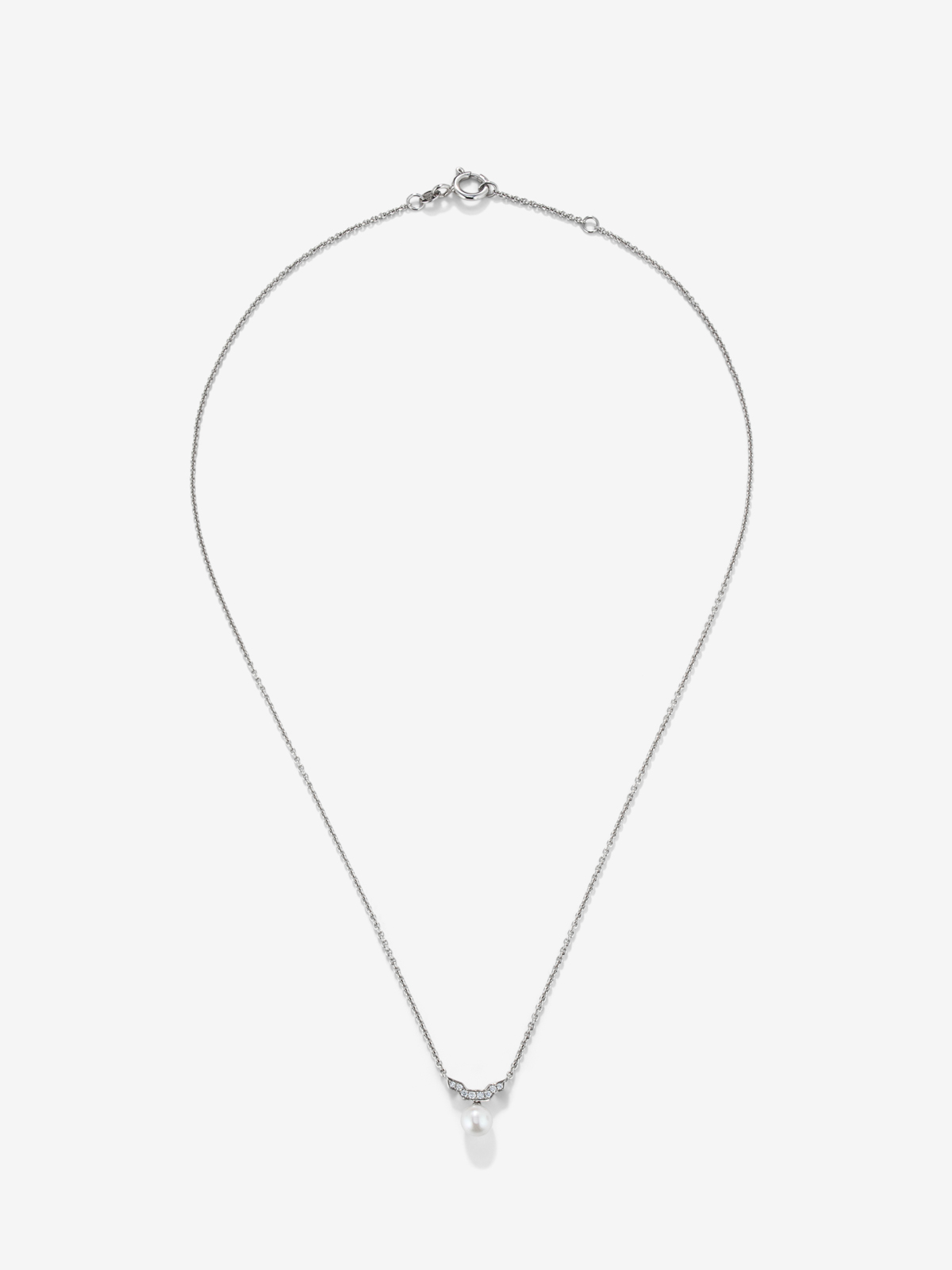 18k white gold pendant necklace with Akoya pearl and diamonds.