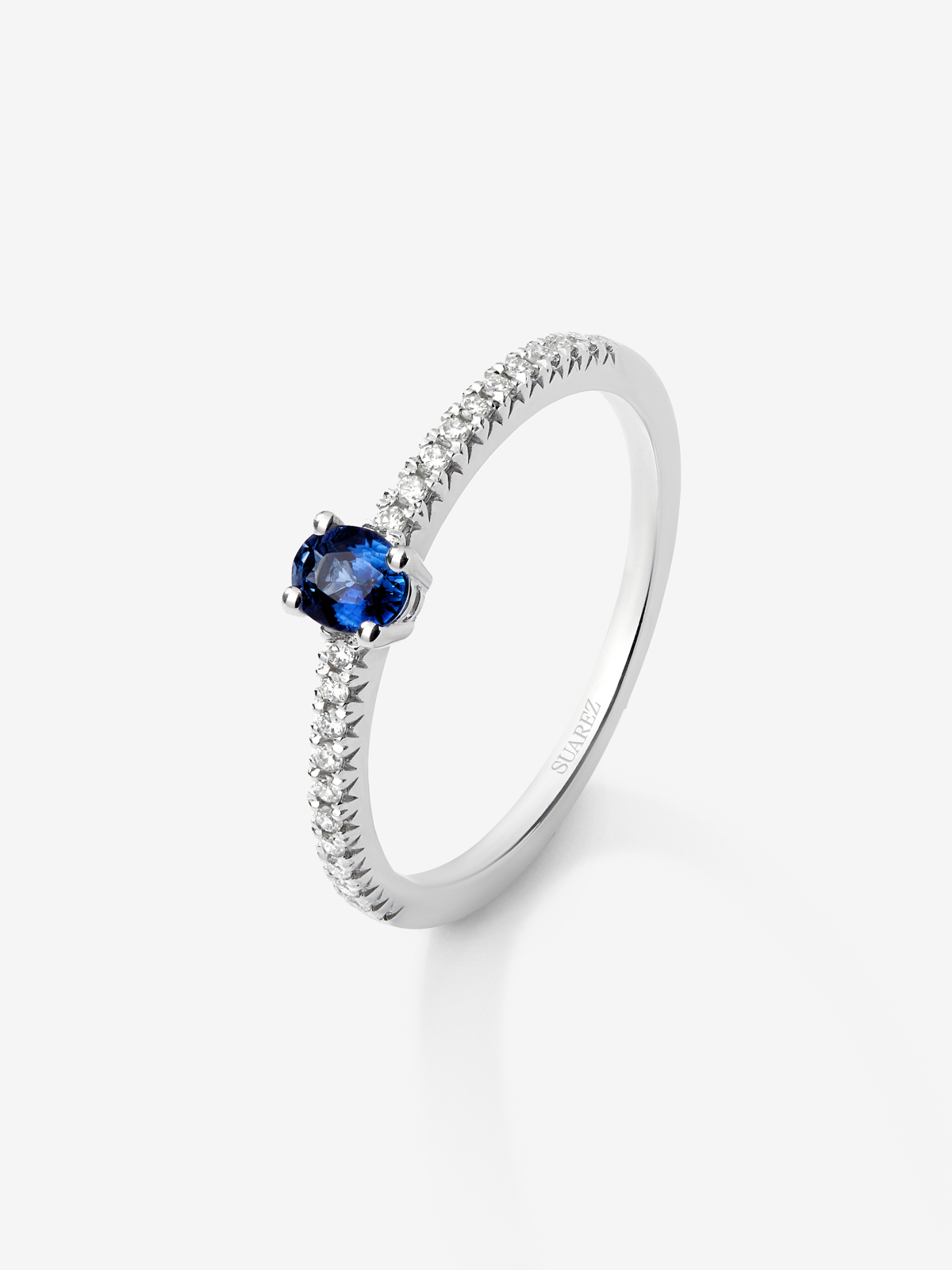 18K white gold solitaire ring with oval-cut blue sapphire of 0.2 cts and arm of 22 brilliant-cut diamonds with a total of 0.09 cts