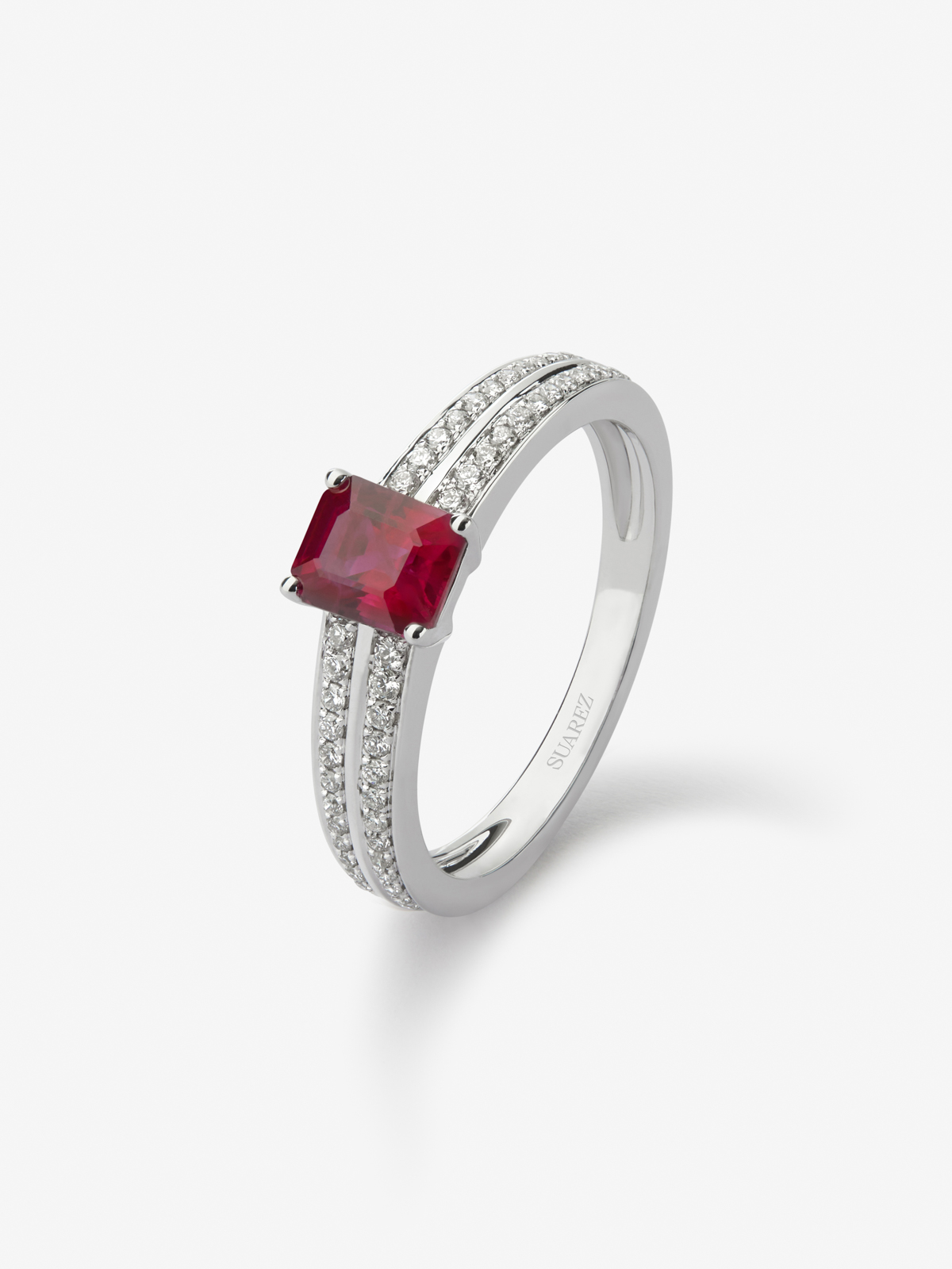 18K white gold ring with octagonal cut ruby ​​of 1,046 cts and 40 brilliant cut diamonds with a total of 0.3 cts