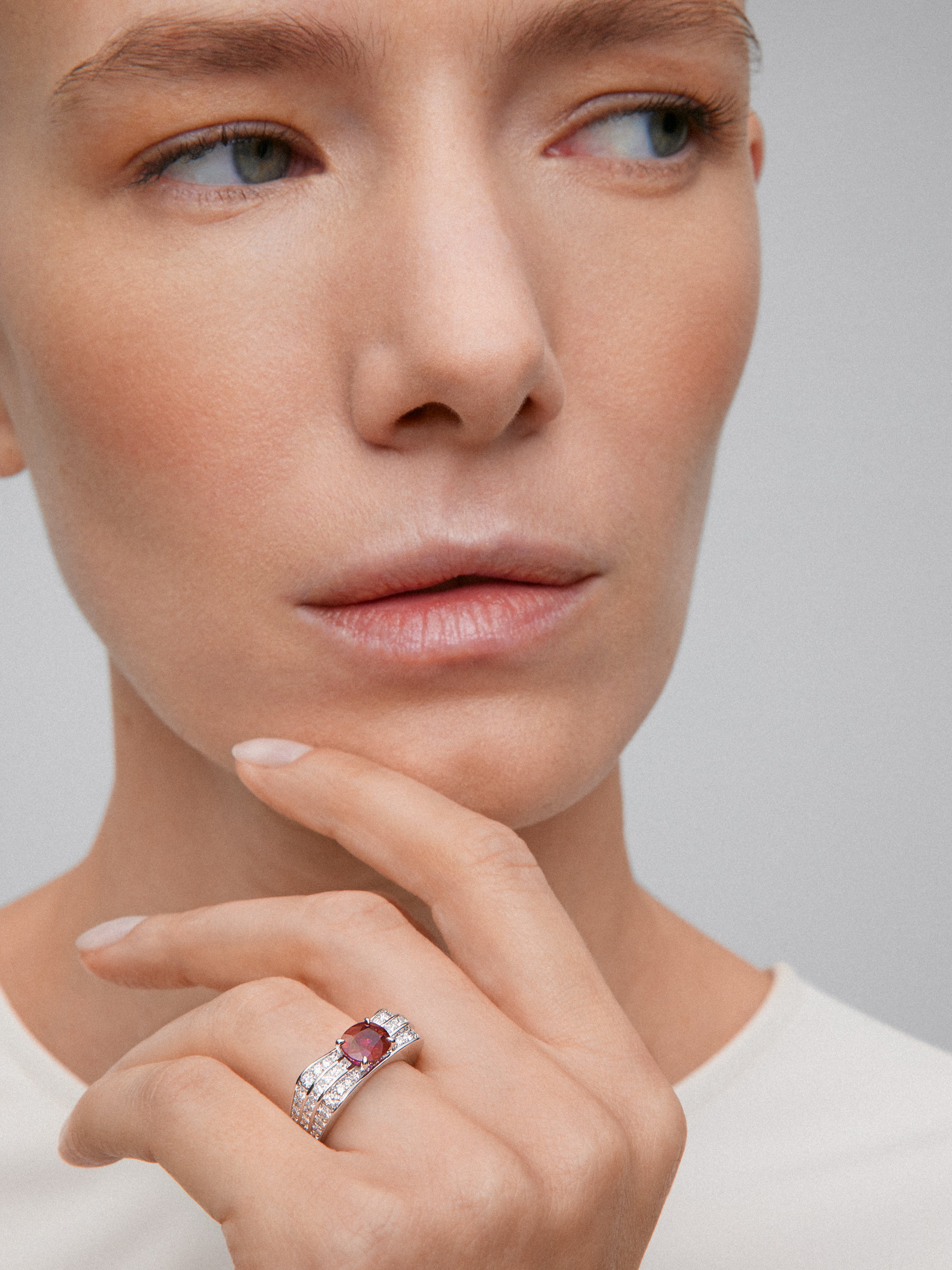 18K white gold ring with pigeon blood red ruby ​​in oval cut of 1.54 cts and 54 diamonds in princess and brilliant cut with a total of 0.93 cts