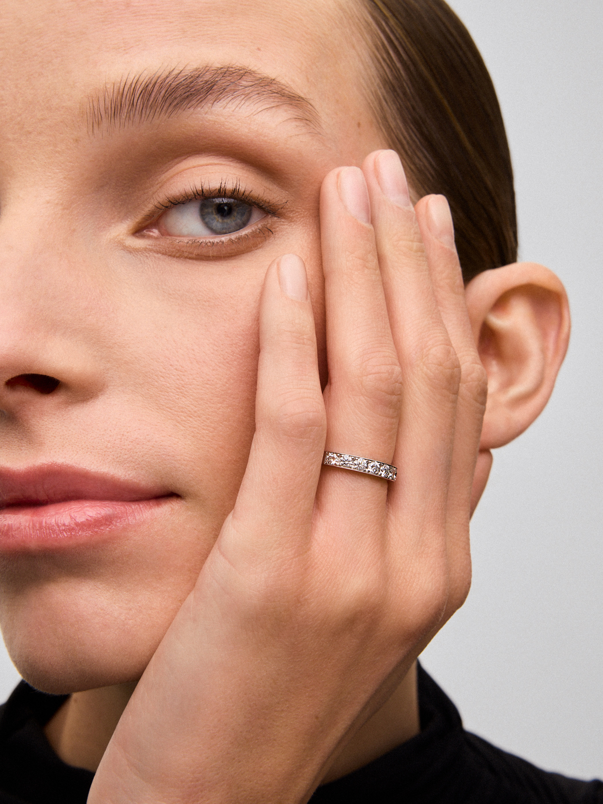 Half ring in 18K white gold with 9 brilliant-cut diamonds with a total of 0.9 cts